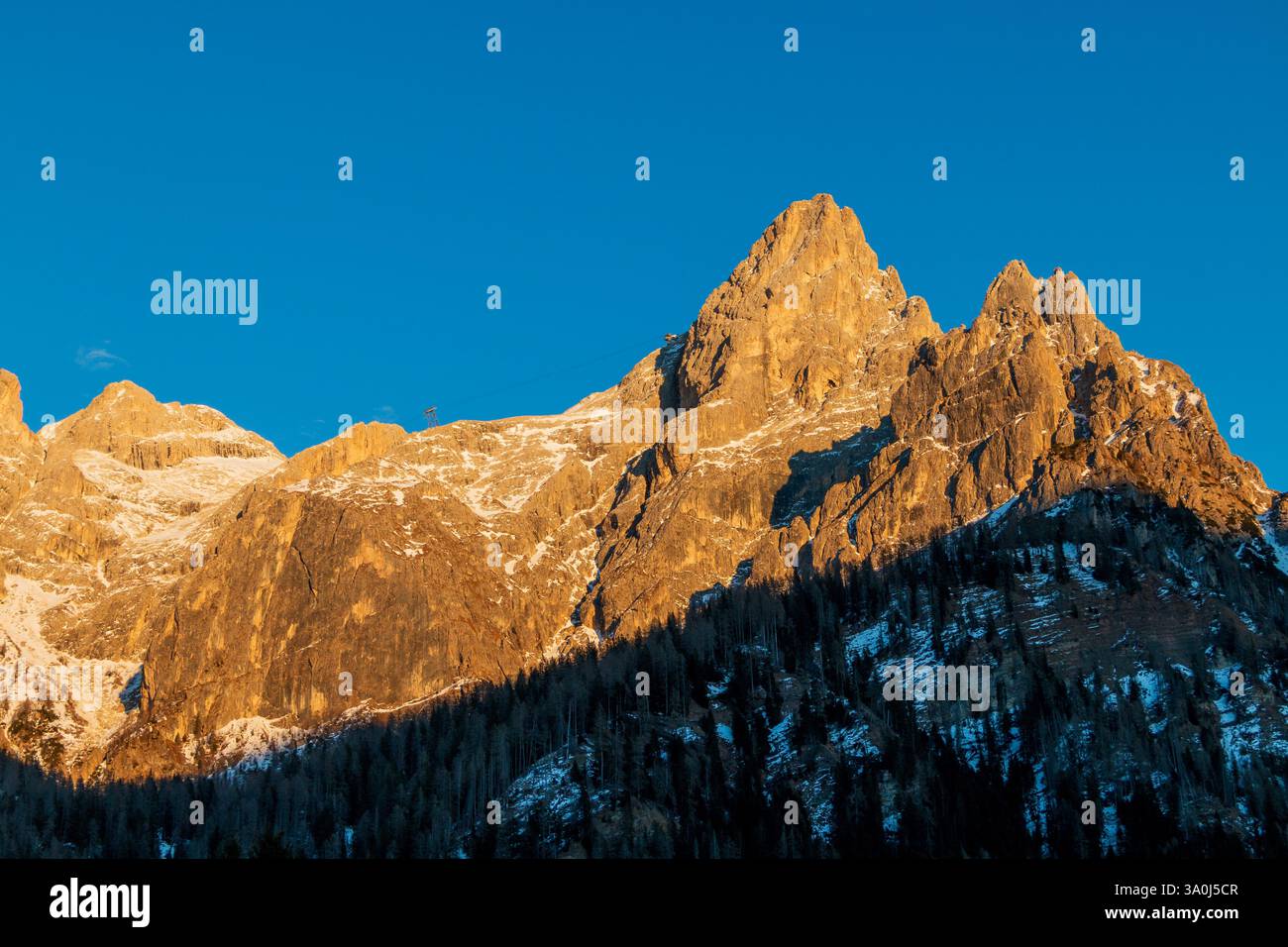Herrlicher Blick auf die Gipfel des Pale di San Martino bei Sonnenuntergang Stockfoto