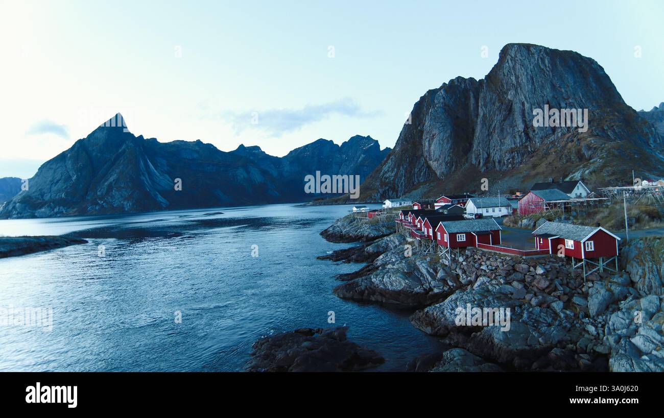 Lofoten Inseln, bekannt für ihre spektakuläre Berglandschaft und Gipfel, offenes Meer, geschützte Buchten und typische Hütten. Hamnøy Stockfoto