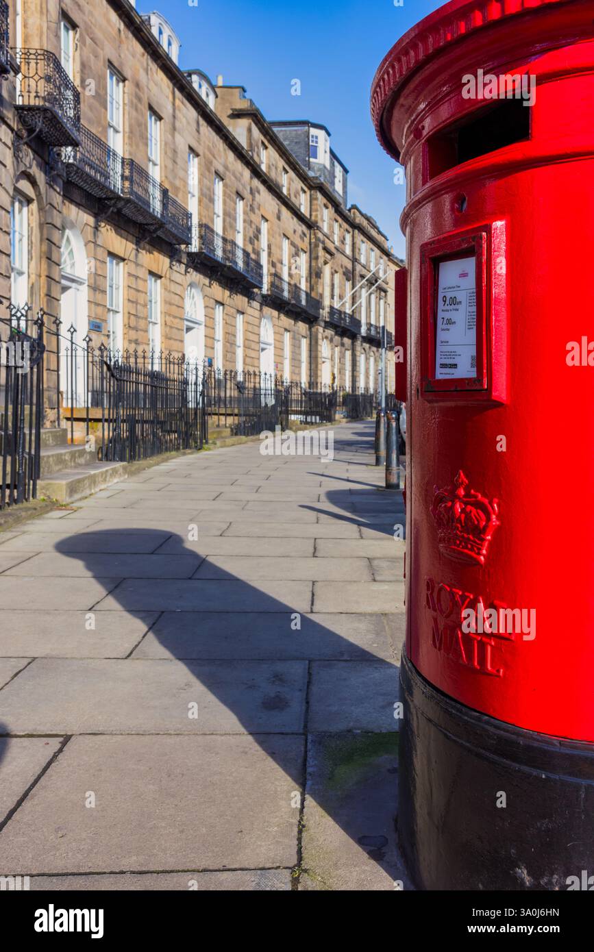 Britischer roter Briefkasten, Edinburg, Schottland Stockfoto