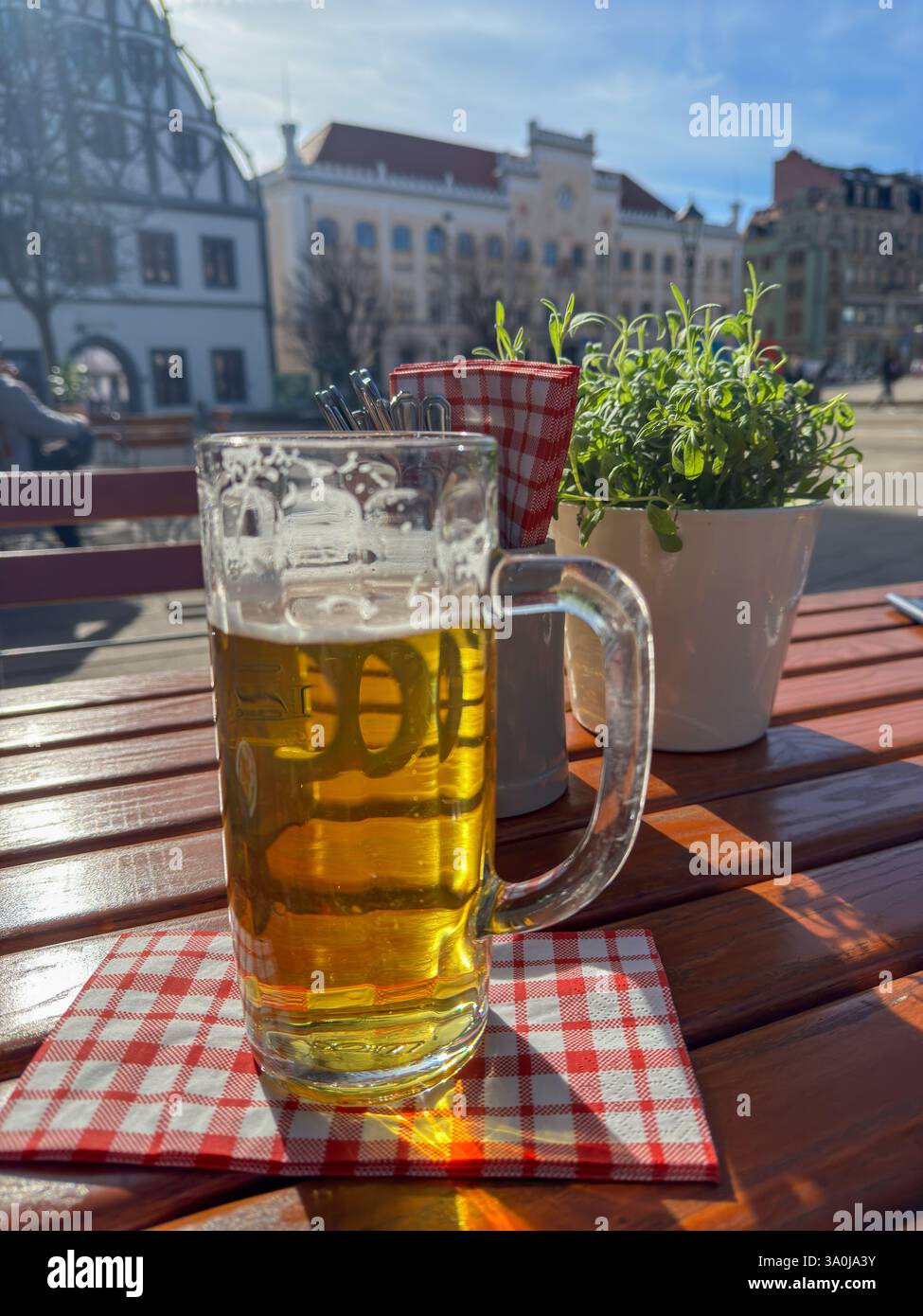 Glas Bier traditioneller deutscher Biergarten vertikal Stockfoto