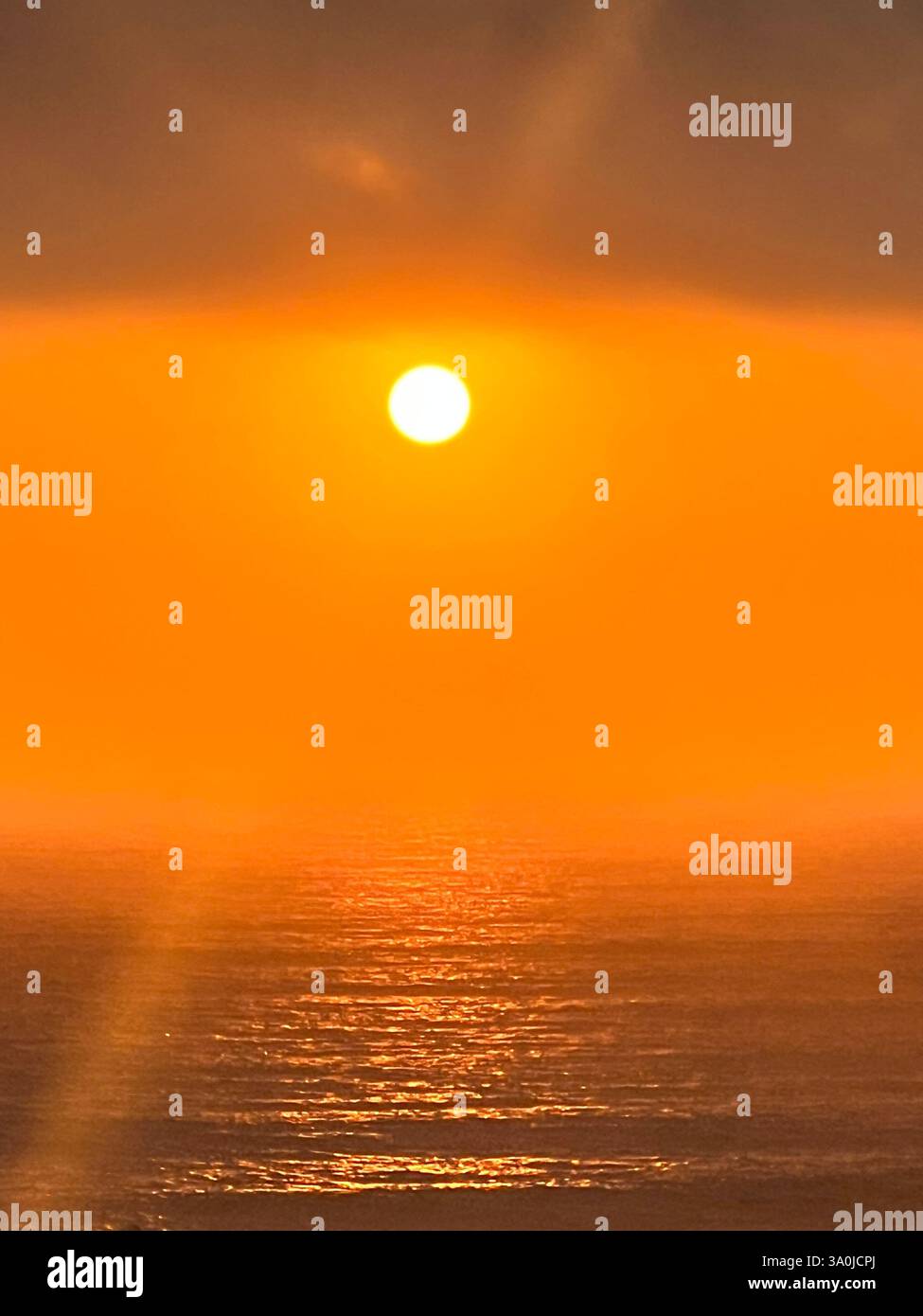 Sonnenuntergang im Surfers Paradies Ericeira - Smartphone-aufgenommenes Stockfoto