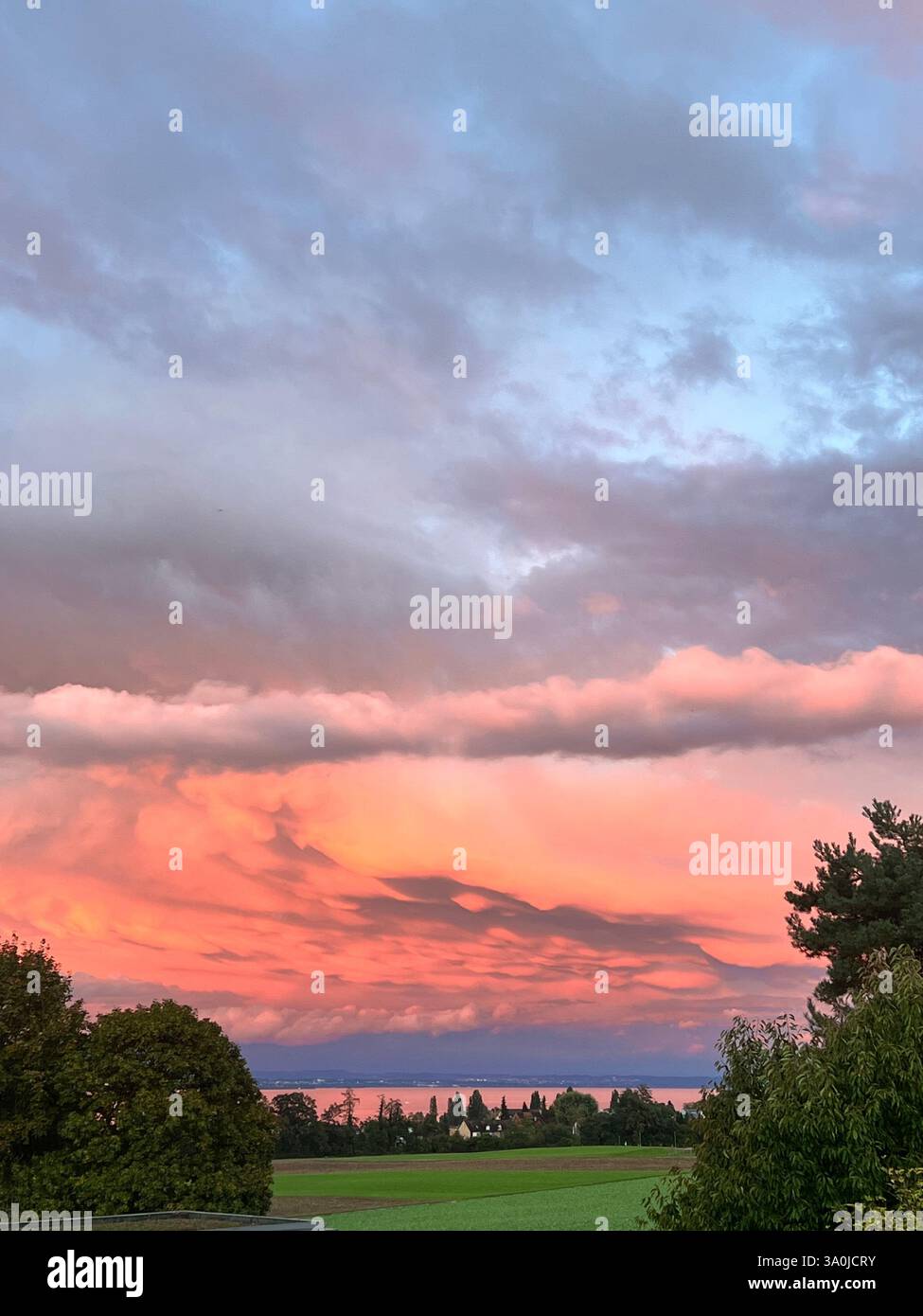 Sonnenuntergang in der Schweiz - Smartphone-aufgenommenes Stockfoto