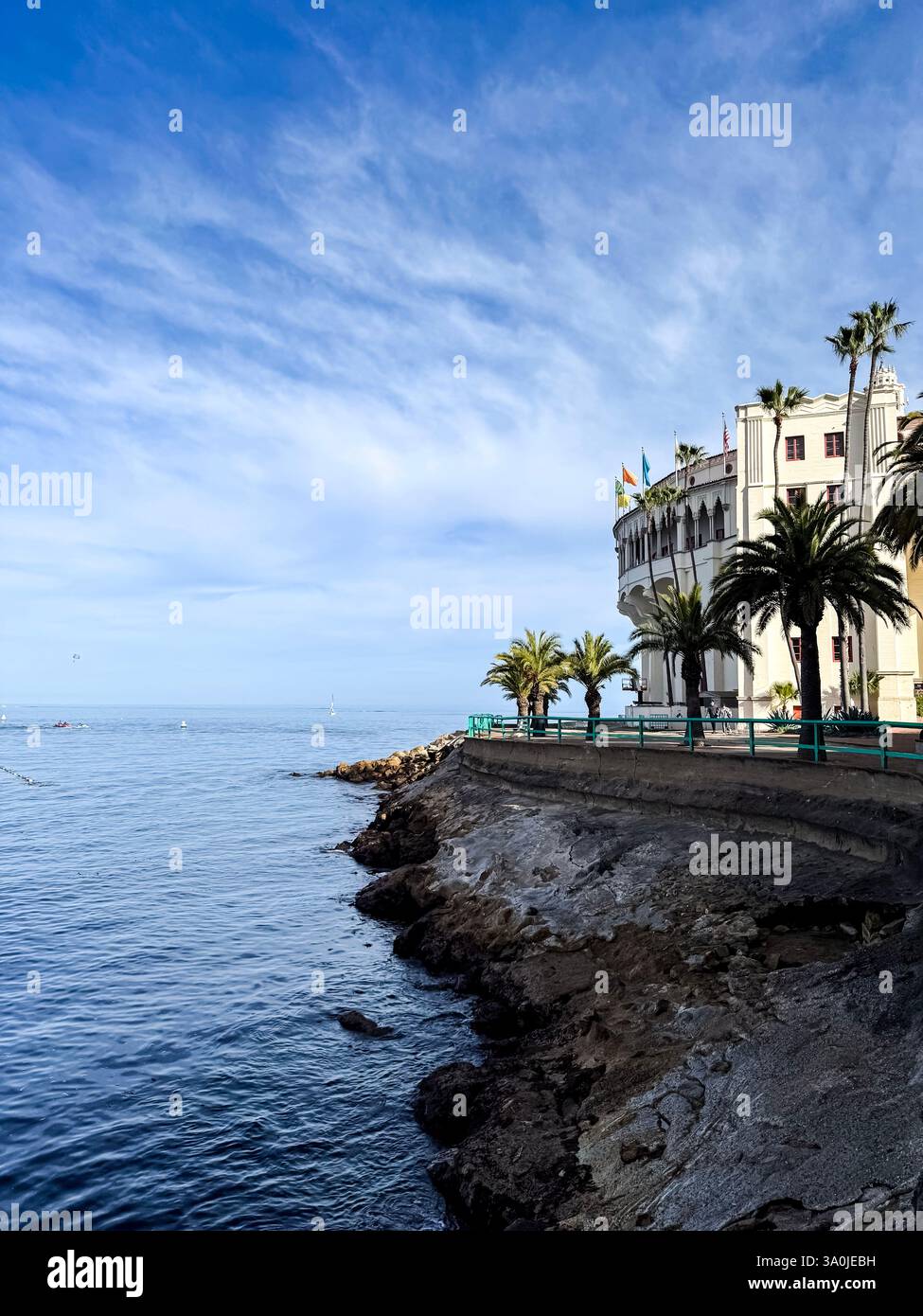 Ufer der Insel Santa Catalina in Avalon mit dem Catalina Casino auf der rechten Seite und dem Pazifischen Ozean auf der linken Seite. Avalon, Santa Catalina Island, USA Stockfoto