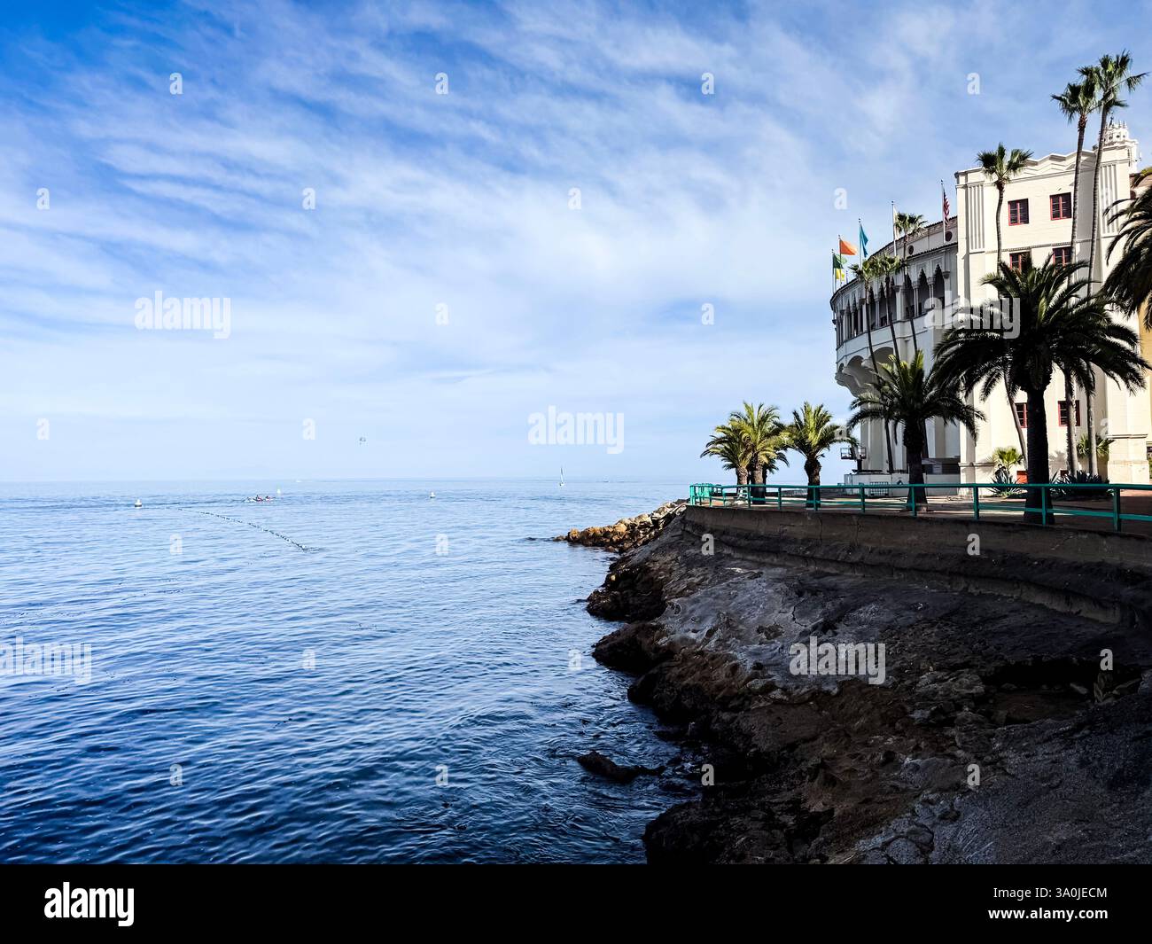 Ufer der Insel Santa Catalina in Avalon mit dem Catalina Casino auf der rechten Seite und dem Pazifischen Ozean auf der linken Seite. Avalon, Santa Catalina Island, USA Stockfoto