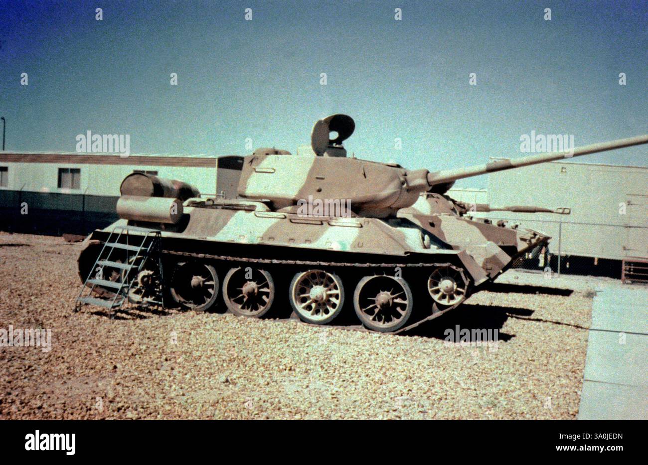 Rechte Seitenansicht, ausgestellt, sowjetischer T-34/95 mittlerer Panzer Stockfoto