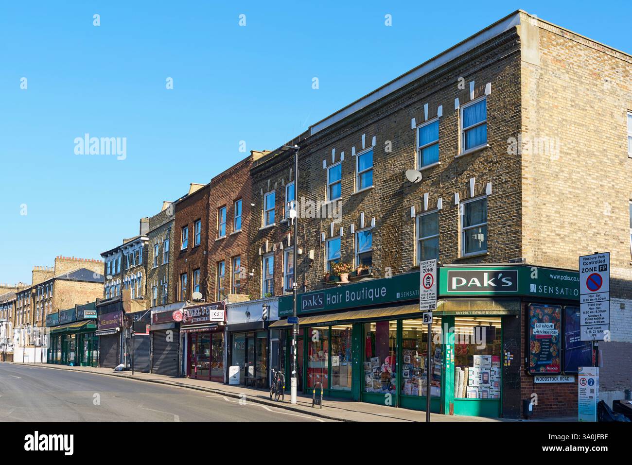 Geschäfte und Reihenhäuser in Stroud Green Road, Finsbury Park, London, Großbritannien Stockfoto