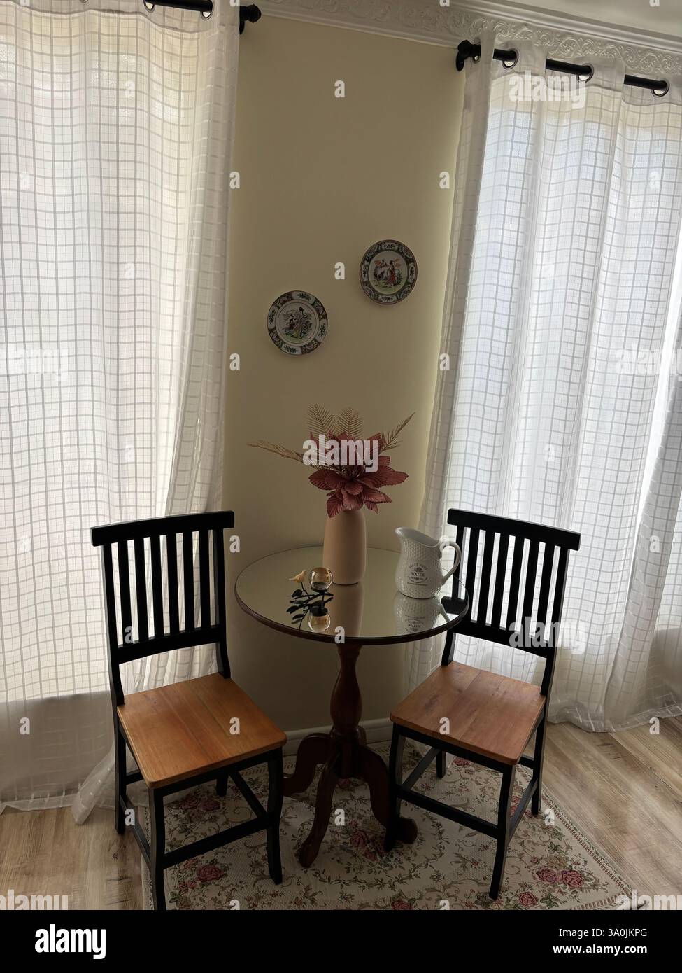 Wohnzimmer mit 2 Stühlen und einem Tisch - Smartphone-aufgenommenes Stockfoto