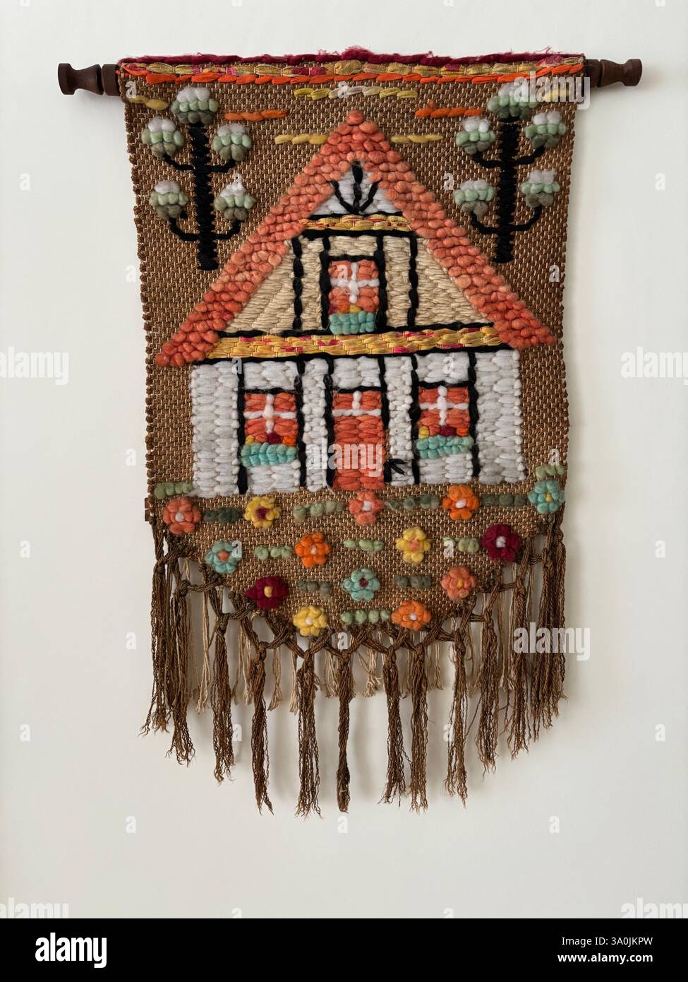 Kunsthandwerk zum Hängen von Wänden - Smartphone-aufgenommenes Stockfoto