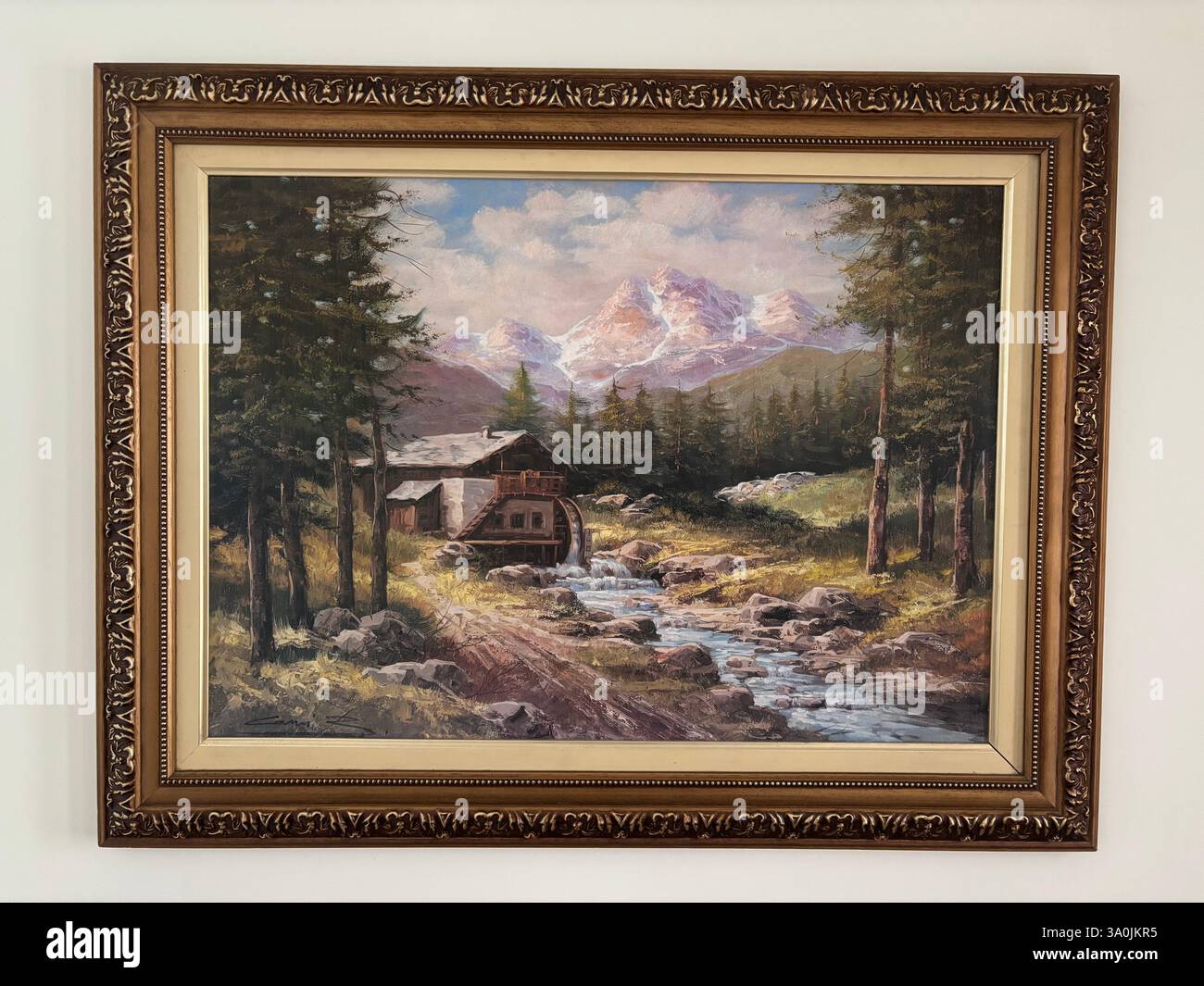 Gemälde eines Hauses an einem Fluss, der einen Wald in eine Berglandschaft teilt - Smartphone-aufgenommenes Stockfoto