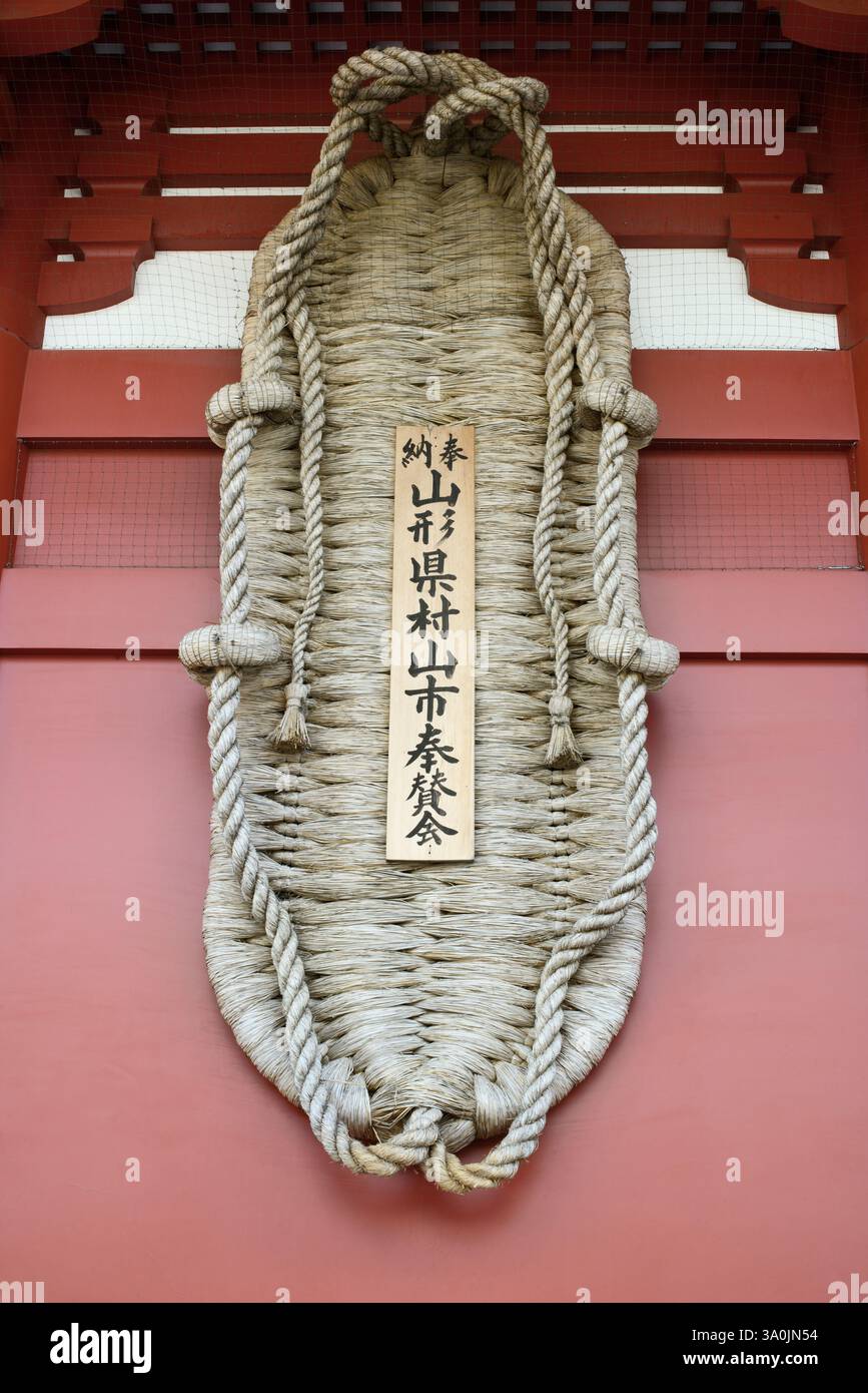22/2019 - Tokio, Japan: Eine riesige wara-Sandale, ein traditionelles Geschenk, das von den Menschen der Stadt Murayama in der Präfektur Yamagata hergestellt wurde und in Sen ausgestellt wird Stockfoto