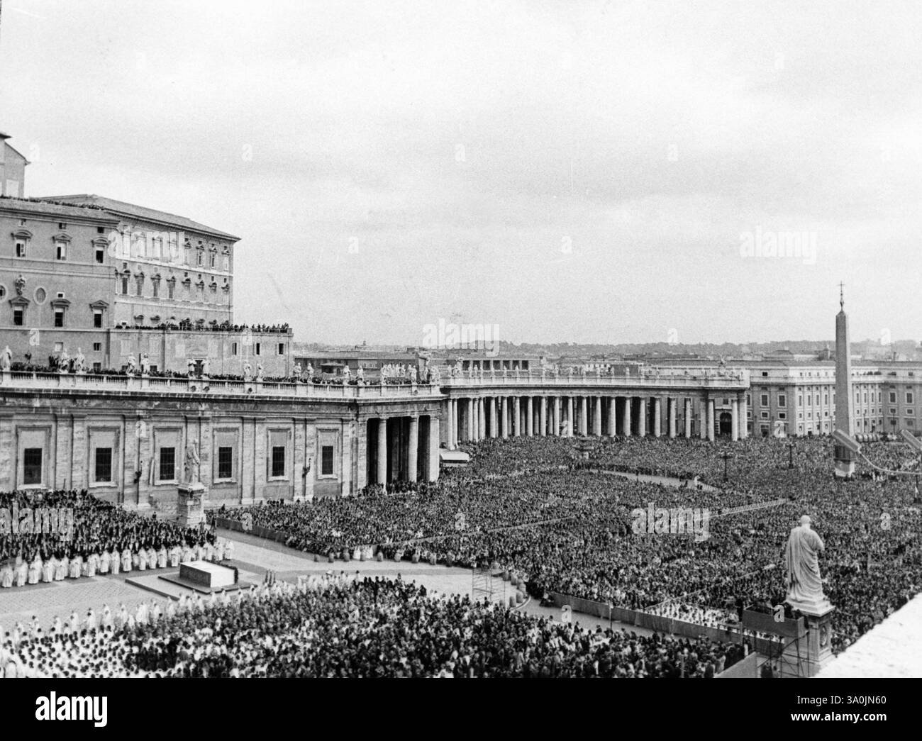 Anni '80 VaticanoArchivio StoricoOlycom/LapressePapa Giovanni Paolo II (nato Karol Józef Wojtyla, Wadowice, 18 maggio 1920 &#x2013; Citt&#xe0; del Vaticano, 2. april 2005) &#xe8; stato il 264&#xba; Papa della Chiesa cattolica e vescovo di Roma, 6&#xba; Vaticano#xba; Fu eletto Papa il 16 ottobre 1978. In seguito alla causa di beatificazione, il 1&#xba; maggio 2011 &#xe8; stato beatificato dal suo Nachfolgepapa Benedetto XVI; viene festeggiato nel giorno del suo insediamento, il 22 ottobre. Nella storia della Chiesa, non accadeva da circa un Millennio Stockfoto