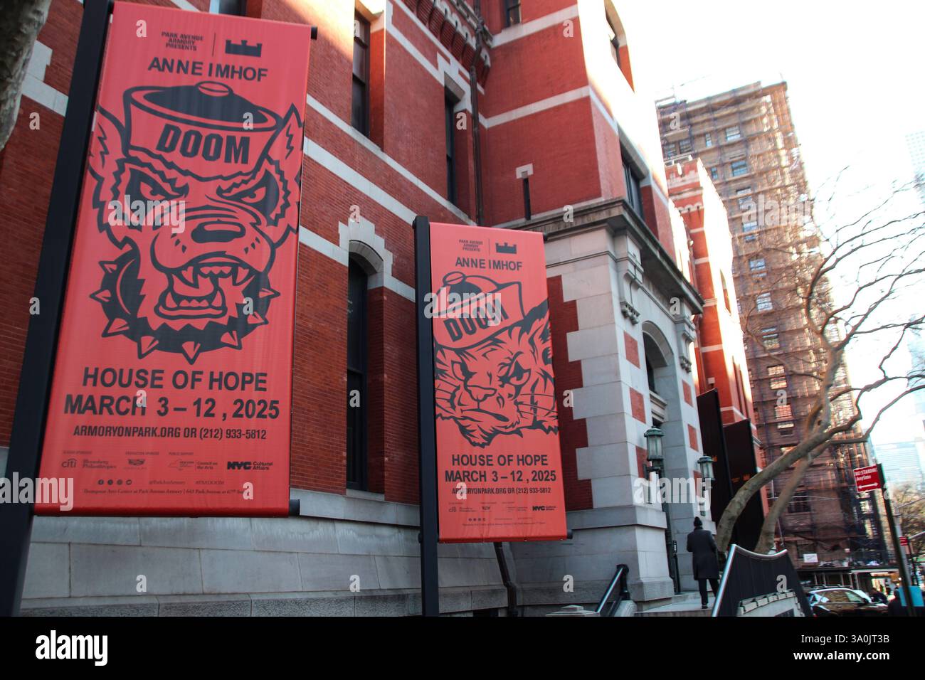 New York, USA. März 2025. Plakate in der Park Avenue Armory werben für die Performance „Doom: House of Hope“ der deutschen Künstlerin Anne Imhof. Quelle: Christina Horsten/dpa/Alamy Live News Stockfoto