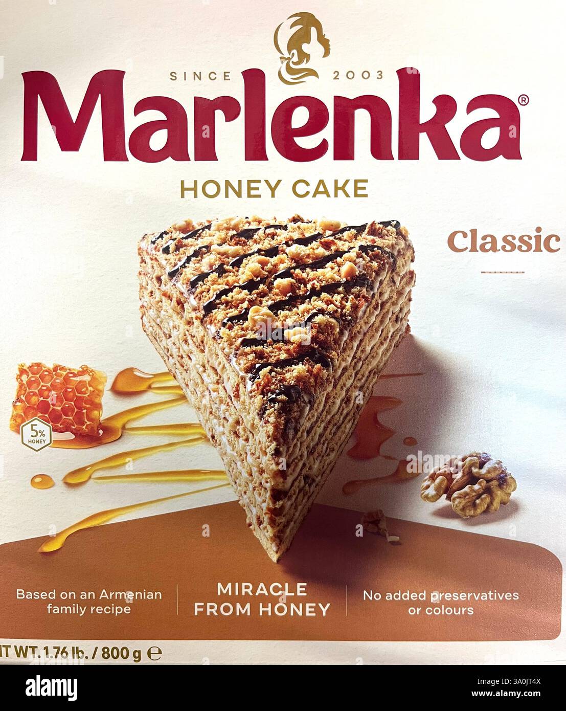 Marlenka Honigkuchen, Honigkuchen, tschechisches Dessert, Shopping, Marlenka Kuchen, verzehrfertiger Kuchen, Gourmet-Kuchen, Kuchen-Supermarkt, gekühlter Kuchen, Dessert Stockfoto