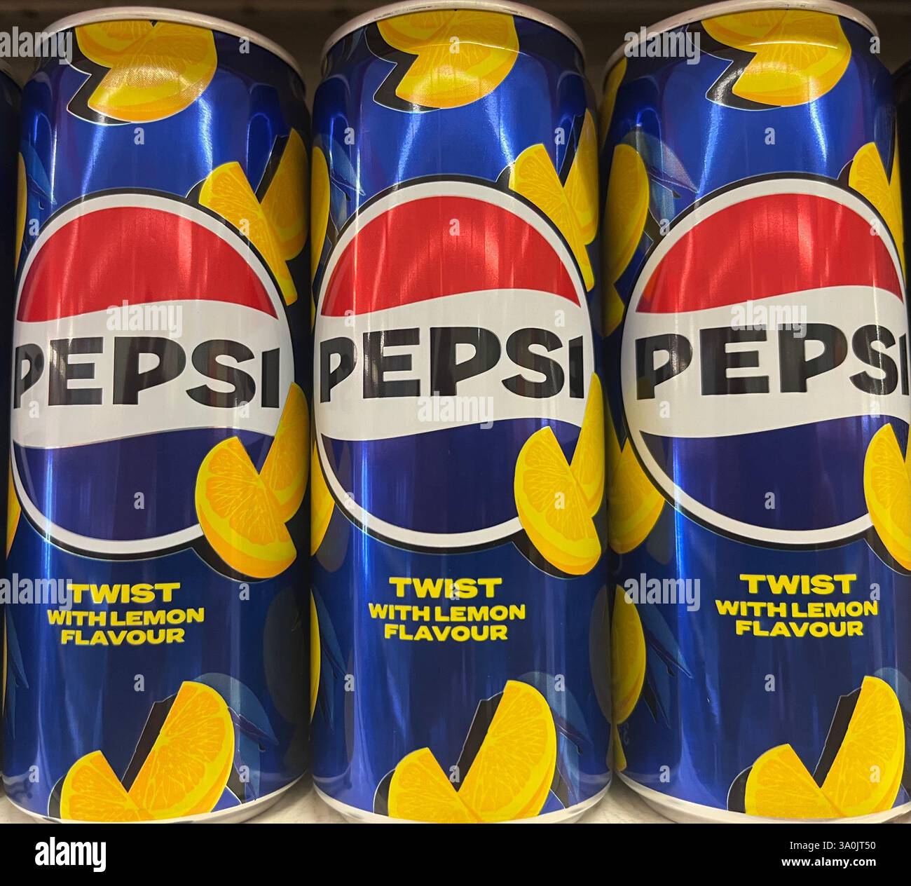 Pepsi, Pepsi Twist Lemon, Pepsi Lemon Aroma, Pepsi Dosen, Shopping, Konsum, Supermarktregel, Limonadosen, Pepsi-Dosen in Dosen, Pepsi-Display, Pepsico - Smartphone-aufgenommenes Stockfoto