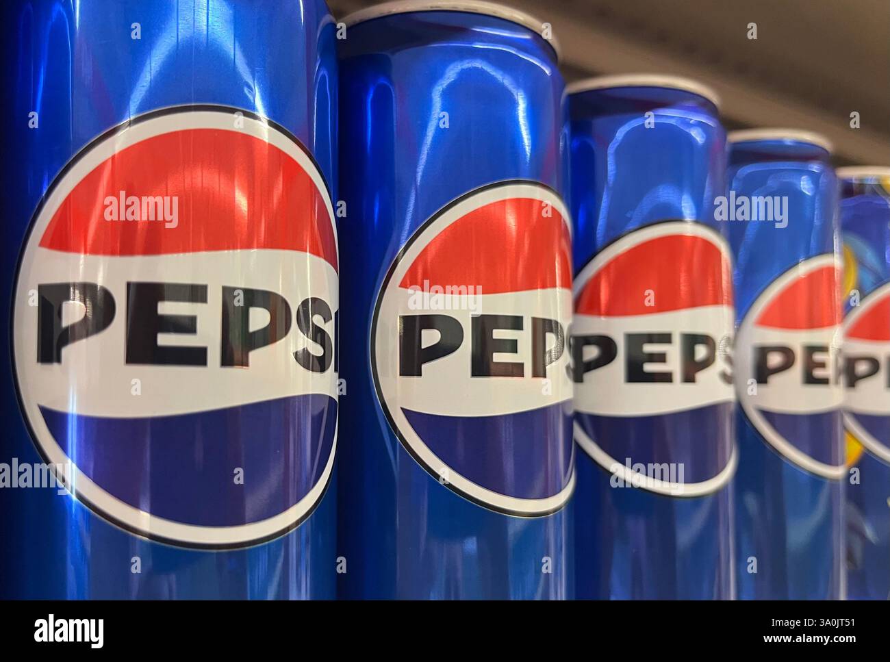 Pepsi, Pepsi Dosen, Shopping, Konsum, Supermarkt, Supermarktregal, Limonadendosen, Dosenpepsi, Supermarktmarkenanzeige, Pepsi-Display, PepsiCo - Smartphone-aufgenommenes Stockfoto