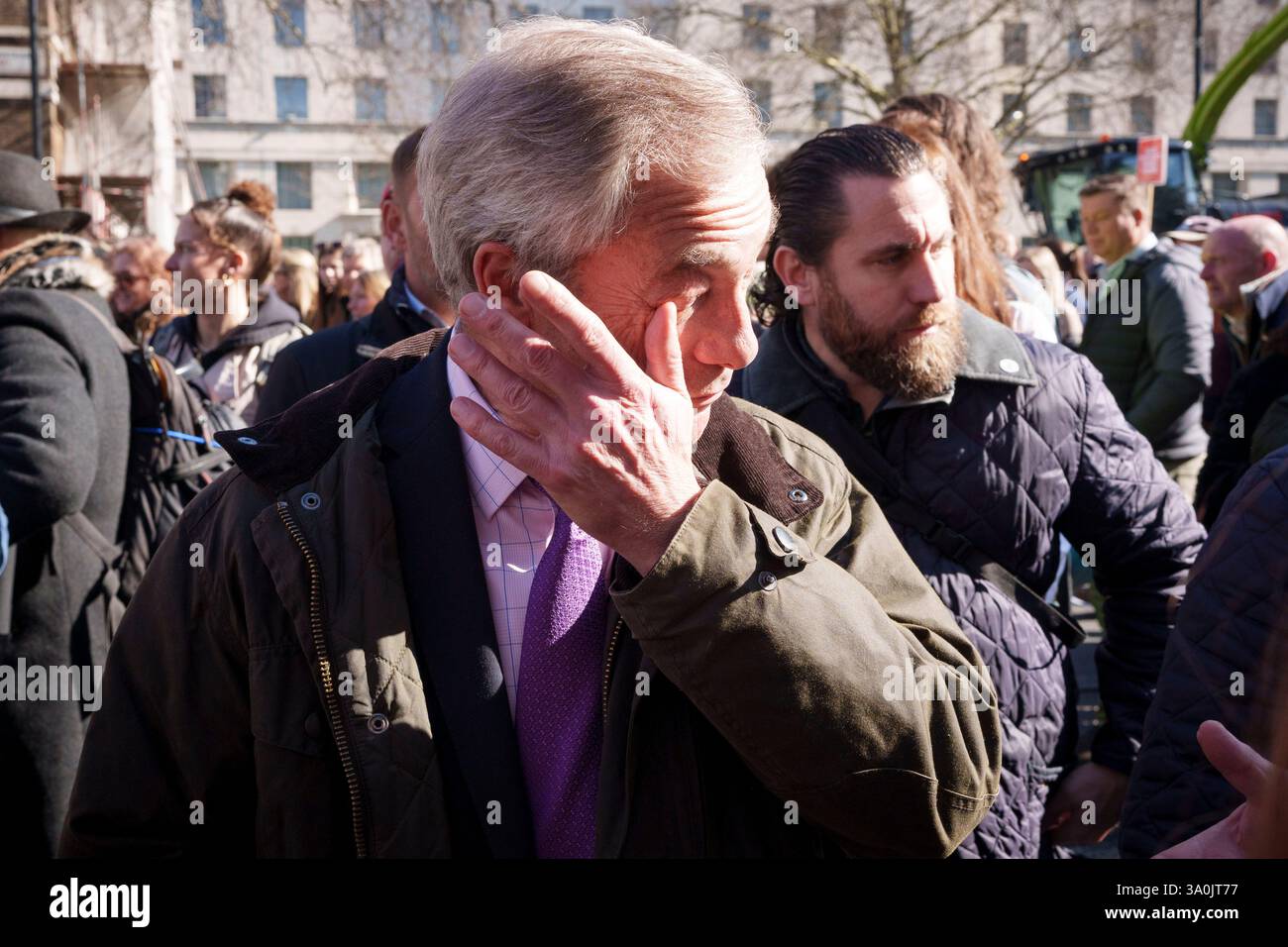 Nigel Farage, Parteichef der Reform, schließt sich britischen Bauern an, die durch Westminster marschieren, um ihre Einwände und Bedenken über die 20-prozentige Erbschaftssteuer auf landwirtschaftliche Grundstücke am 4. März 2025 in London, England, zu äußern. Die Änderung der Politik bedeutet, dass Familienbetriebe ab April 2026 mit einem Wert von mehr als einer Million Pfund, die häufig auf die Weitergabe von Land über Generationen angewiesen sind, bei der Übertragung von Eigentum mit 20 % zu rechnen haben, was die Landwirte dazu zwingt, Land oder Unternehmen zu verkaufen, die über Jahrzehnte aufgebaut wurden. Stockfoto