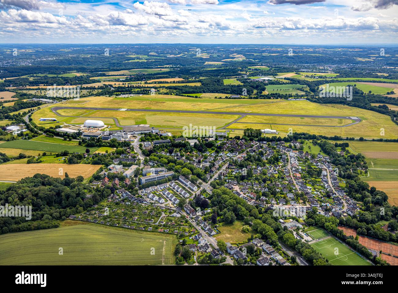 Luftansicht, Flughafen Essen/Mülheim, Landebahn und Landebahn, Luftschiffshangar und Zeppelin Goodyear, Wohnsiedlung am Flughafen Raadt, Fernsicht, Haarzo Stockfoto