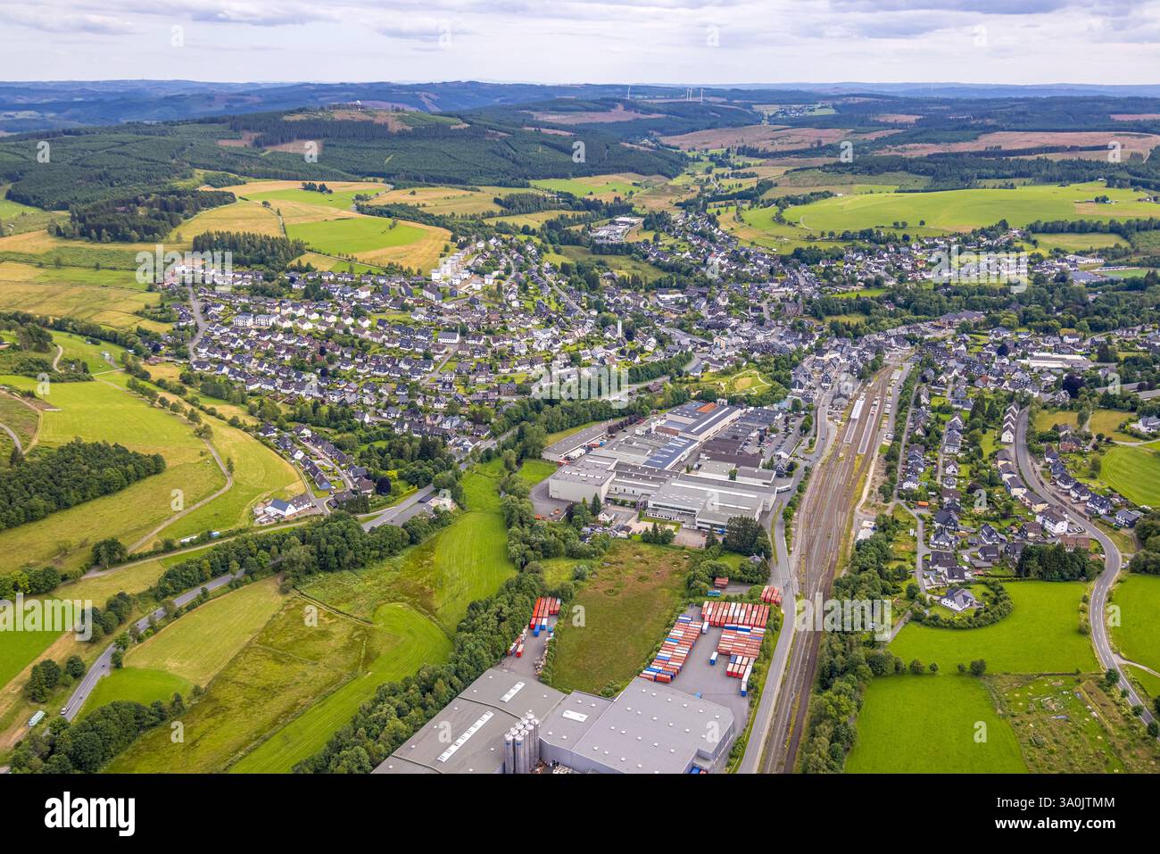 Luftaufnahme, Gewerbegebiet mit ESTA-Rohr-GmbH und TG Kunststoffverarbeitung GmbH am Mühlenweg, Einkaufszentrum mit Aldi, KIK, DM und Rewe am Bahnh Stockfoto