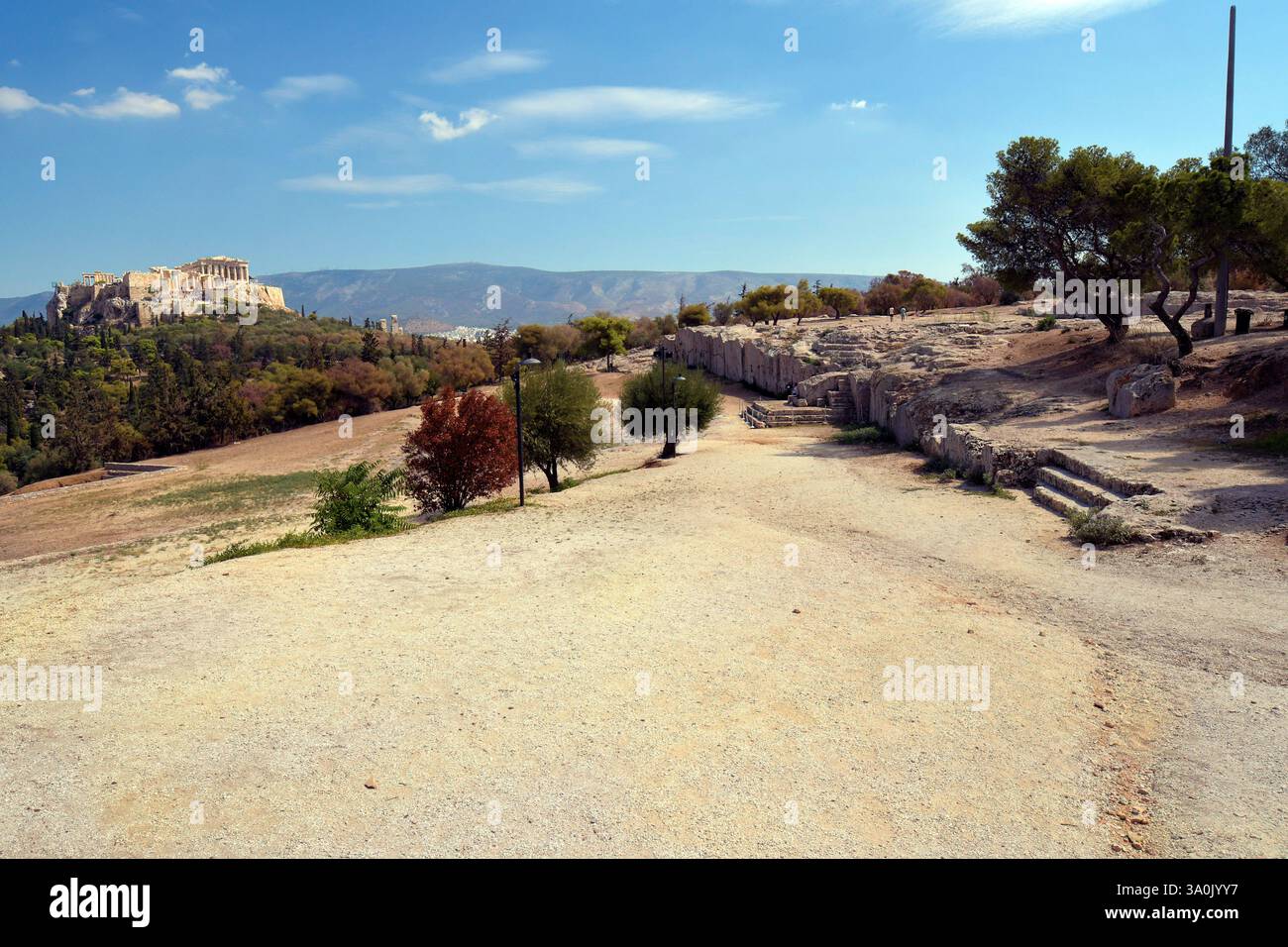 Athen, Griechenland - 24. September 2024: Nicht identifizierte Touristen in Pnyx - einem historischen Ort, an dem einst demokratische Versammlungen und die imposante ACR stattfanden Stockfoto