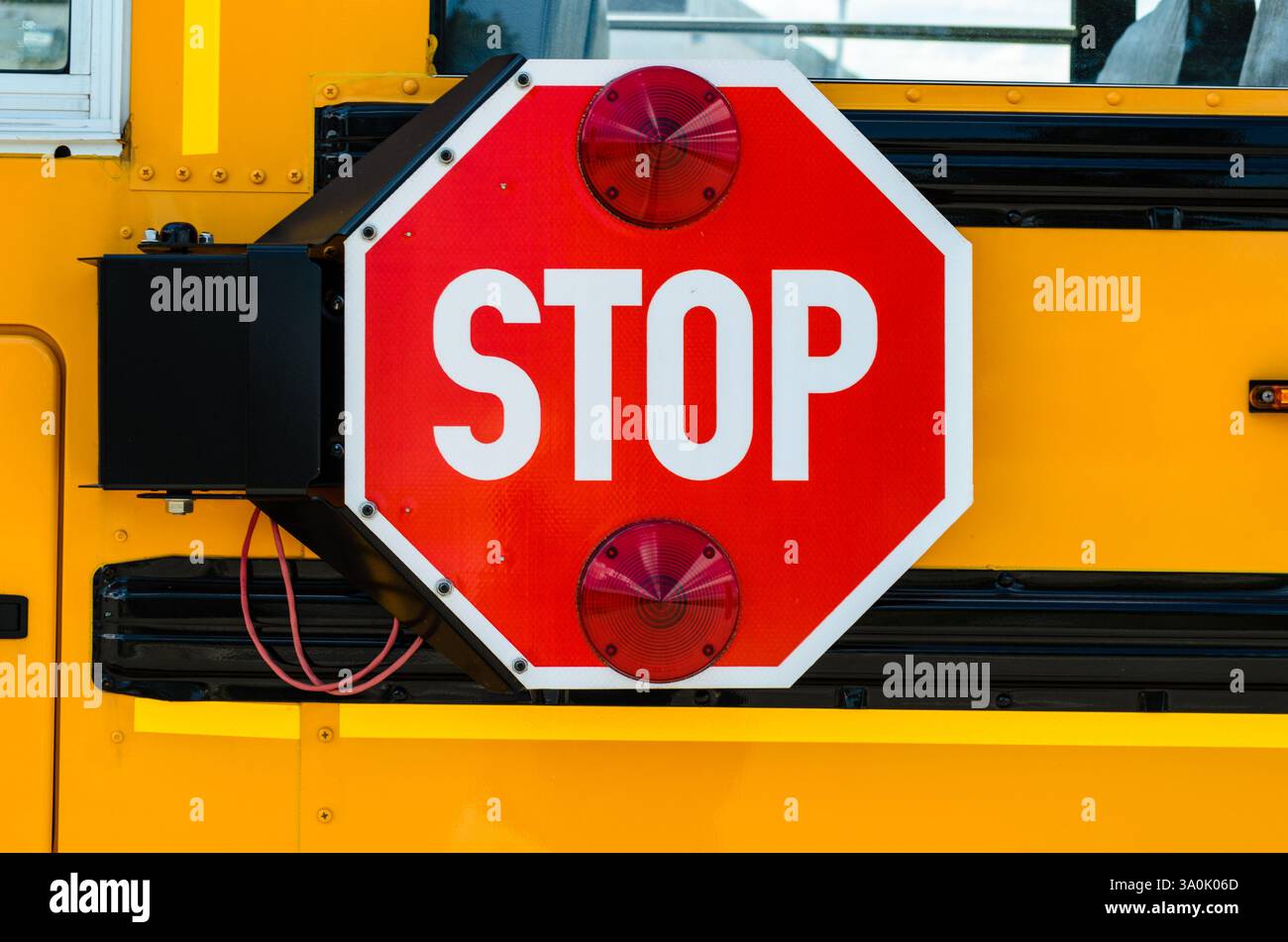 Nahaufnahme eines Schildes einer Schulbushaltestelle an der Seite eines Busses Stockfoto