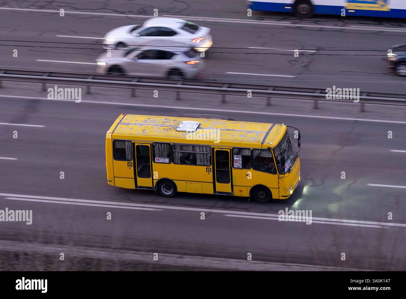 Kiew, Kiew-Stadt, Ukraine. März 2025. Marshrutka 747 von Horenychi zur U-Bahn-Station Nyvky, die abends durch die Straßen von Kiew fährt. (Kreditbild: © Andreas Stroh/ZUMA Press Wire) NUR REDAKTIONELLE VERWENDUNG! Nicht für kommerzielle ZWECKE! Stockfoto