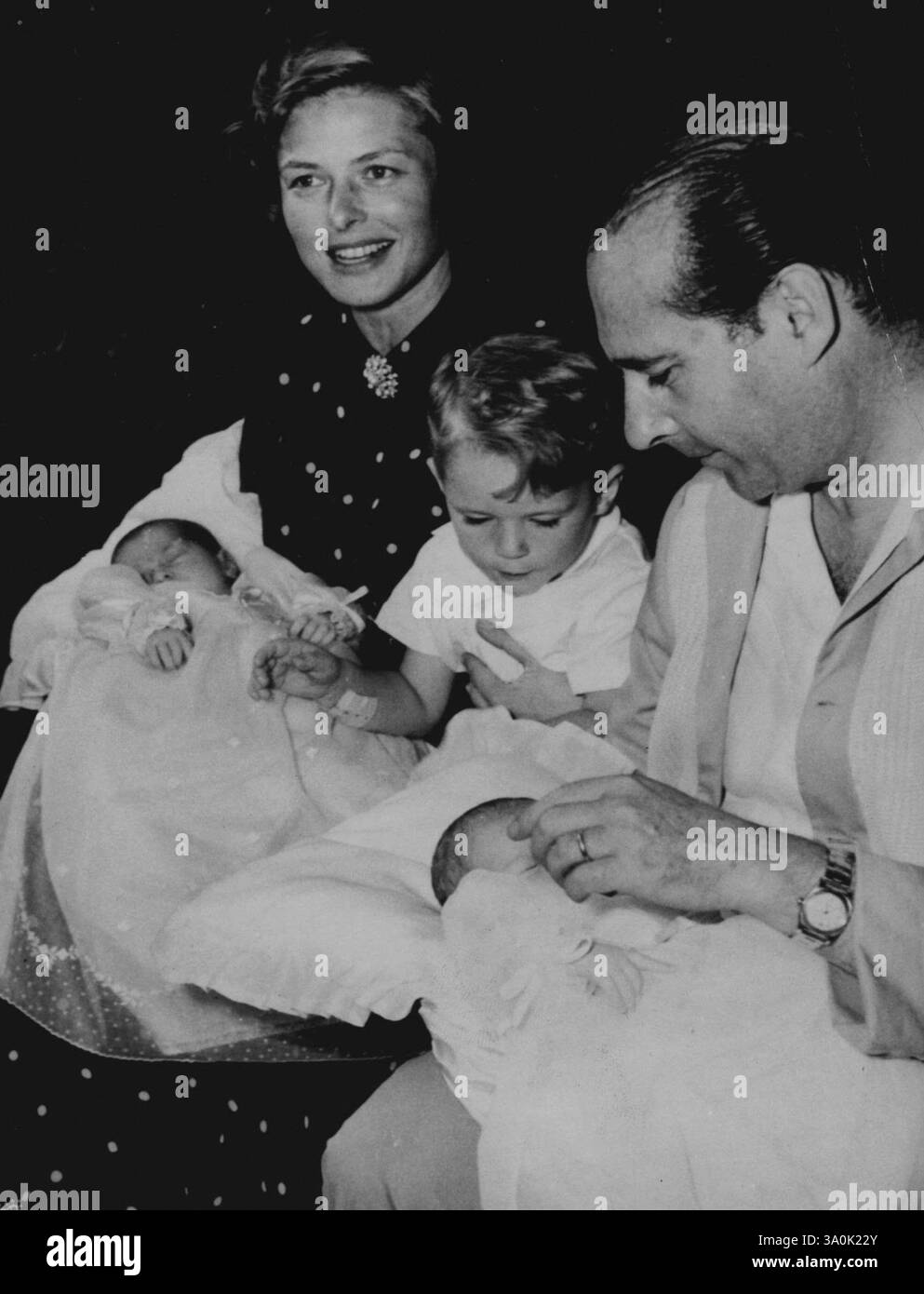 Die Rossellini-Zwillinge: Foto zeigt: Die Zwillinge mit ihren Eltern, 9. Juli. In der Mitte ist Robertino, das erste Kind des Paares. Ingrid und Isabella Rossellini, die Twin Girls, die am 18. Juni in Rom als Tochter der Schauspielerin Ingrid Bergman und ihres Ehemanns Roberto Rossellini geboren wurden, standen am 9. Juli vor ihrer ersten Presse- und Wochenschau-Kamera in Santa Marinella, 30 Meilen nördlich von Rom. Die Namen der Zwillinge sind Ingrid Isotta Giuliana Frida und Isabella Florella Eletta. Nach italienischem Recht darf ein Kind nicht den Vornamen eines seiner Eltern haben, also ich Stockfoto