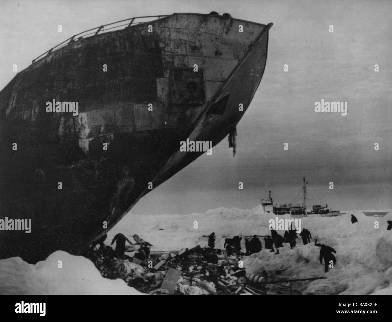 Deutsche Trawler in Grönland Eisschollen gefunden -- Küstenwächter des Kampfschneiders Northland (Hintergrund) untersuchen Vorräte in der Nähe eines verlassenen deutschen Trawlers (links vorne), der kürzlich in den Eisschollen vor der Ostküste Grönlands gefunden wurde. Die Entdeckung des Schiffes war eine von einer Reihe von Aktionen der Küstenwache in dem Gebiet, die ***** Die Eroberung eines zweiten feindlichen Schiffes, das Abwracken eines dritten Schiffes, die Zerstörung zweier Wetterstationen des Deutschen Rundfunks und die Eroberung von 60 Deutschen. Dezember 1944. (Foto von zugehörigem Pressefoto). Stockfoto