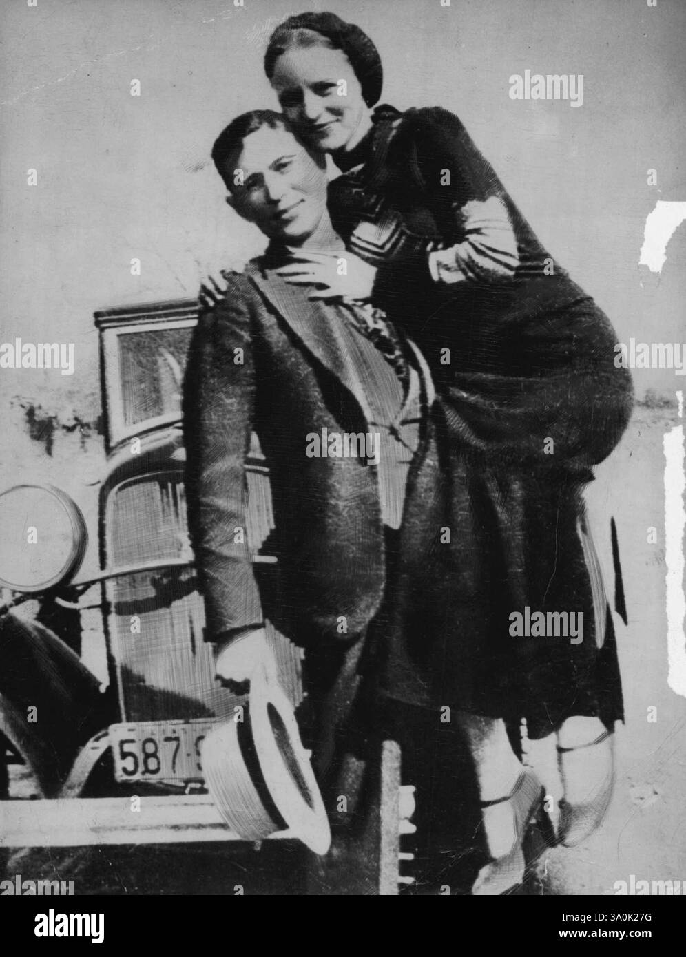 Clyde Barrow und Bonnie Parker wurden am 24. Mai 1934 von texanischen Offizieren durchbrochen, während sie mit 85 km/h versuchten, mit dem Auto zu fliehen. Links: Zwischen den Banküberfällen freuten sich Clyde Barrow und Bonnie Parke, dass ihre Fotos von Freunden aufgenommen wurden. Hier ist ein einzigartiges Bild, aufgenommen von einer Rolle Film, die auf Barrows Leiche gefunden wurde. Zwei von Amerikas kollabierendsten Mördern - Clyde Barrow und Bonnie Parker haben das Barrow Haus wegen eines ****** betreut Die Bande war in der Stadt und näherte sich mutig ihrem Auto. Bonnie hat ihn mit einem Schlag aus ihrer Schrotflinte ermordet. August 1950. Stockfoto