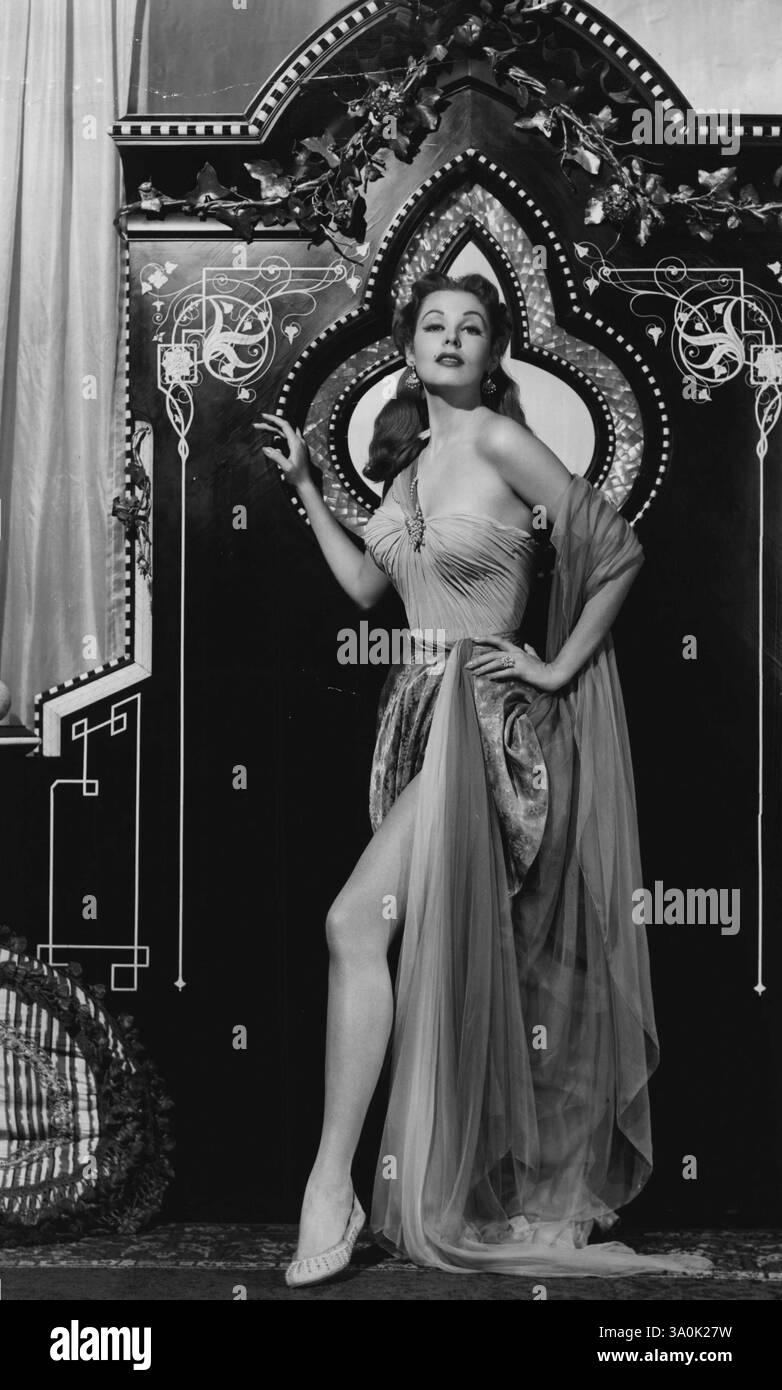 Arlene Dahl als Morjana, Prinzessin von Madara, in der Wüstenlegion von Universal-International. In der Hauptrolle gegenüber steht ein Offizier der Foreign Legion -- ein Offizier, der die Legion für ein Leben in einem utopischen nie-nie-Land mit Arlenel verlässt -, Alan Ladd. Richard Conte spielt auch eine Hauptrolle und der Film markiert die Rückkehr zu den Filmen von Akim Tamiroff. Februar 1953. Stockfoto