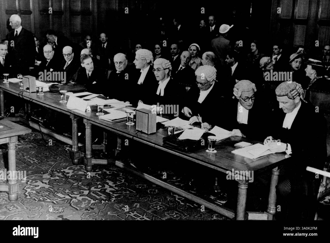 Britische Delegation in den Haag -- die britische Delegation von rechts nach links: Sir Frank Soskice, Sir Eric Beckett, Professor Hersch Lauterpacht von der Cambridge University, Henry Fisher, David Johnson, V.R. Ldleson, Joseph Addison, H. Snow und G. Northcroft. Der Weltgerichtshof hat heute, Juni 30, angehört, dass Großbritannien im anglo-iranischen Streit auf ihren Fall plädiert. Eine britische Delegation von Anwälten und Vertretern der Anglo-Iranian Oil Company wurde von Generalstaatsanwalt Sir Frank Soskice geleitet. Vier leere Stühle repräsentierten die mangelnde Bereitschaft des Iran, die Gerichtsbarkeit der Gerichte im Ölstreit zu beschweren. Juli 1 Stockfoto