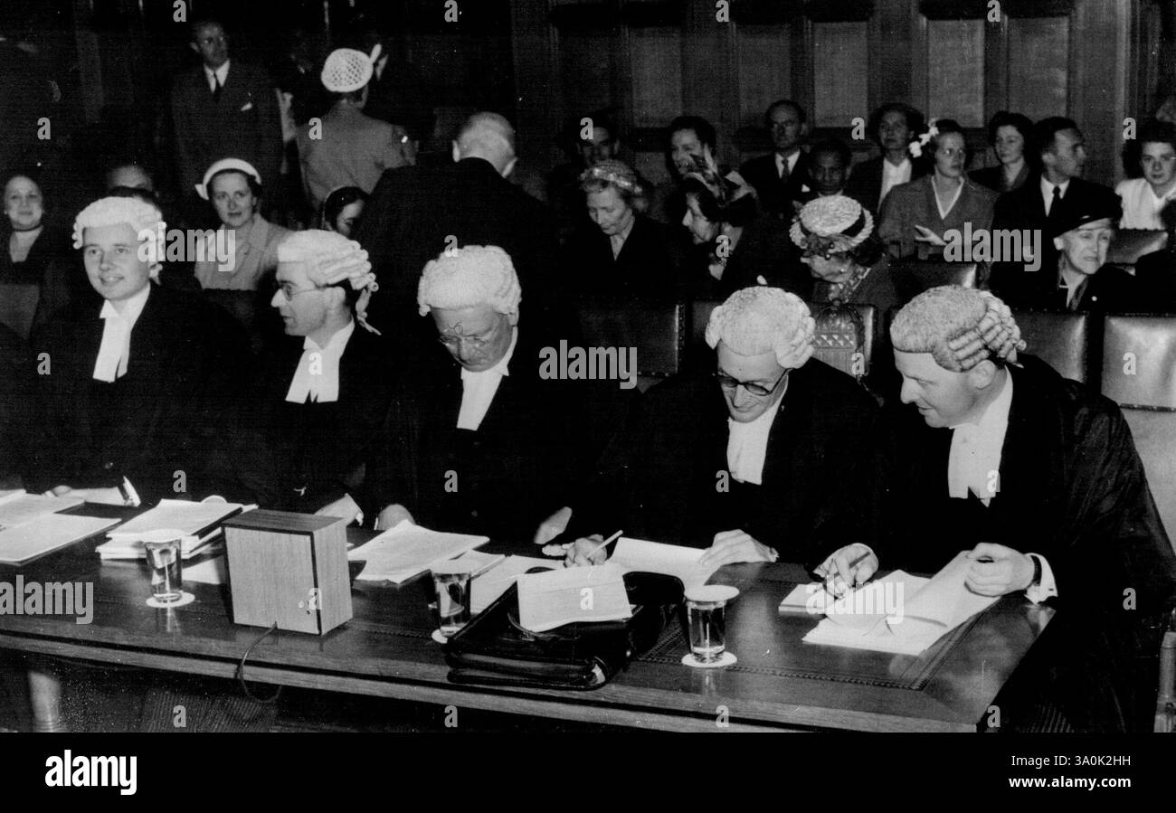 Der Haager Gerichtshof hört den britischen Fall -- bei der Verhandlung vor dem Internationalen Gerichtshof Sit (von rechts nach links) Sir Frank Soskice, britischer Generalstaatsanwalt, Sir Eric Beckett Rechtsberater des Auswärtigen Amtes, Professor Hersch Lauterpacht, Mr Henry Fisher und Mr. David Johnson. Der Haag: Der Internationale Gerichtshof traf sich heute (Samstag) öffentlich, um den britischen Antrag auf einstweilige Verfügung gegen Persien im Ölstreit zu prüfen. Juli 1951. Stockfoto