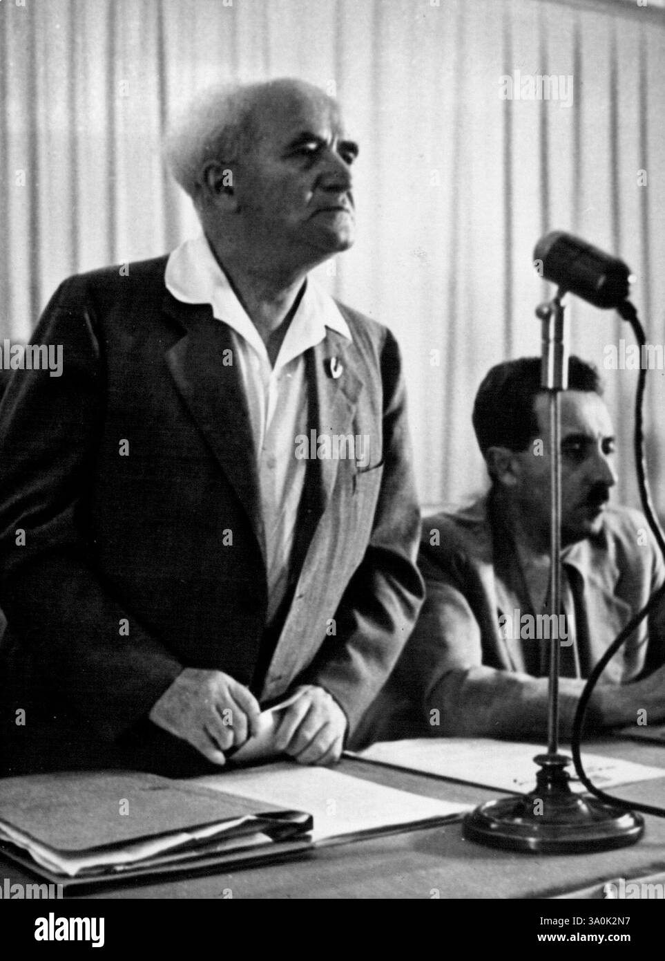 Israelische Politiker: David Ben-Gurion und Mosche Sharett, Premierminister, Mt. Ben-Gurion, links, fotografiert mit dem Außenminister. 30. November 1955. (Foto mit Kamerapresse). Stockfoto