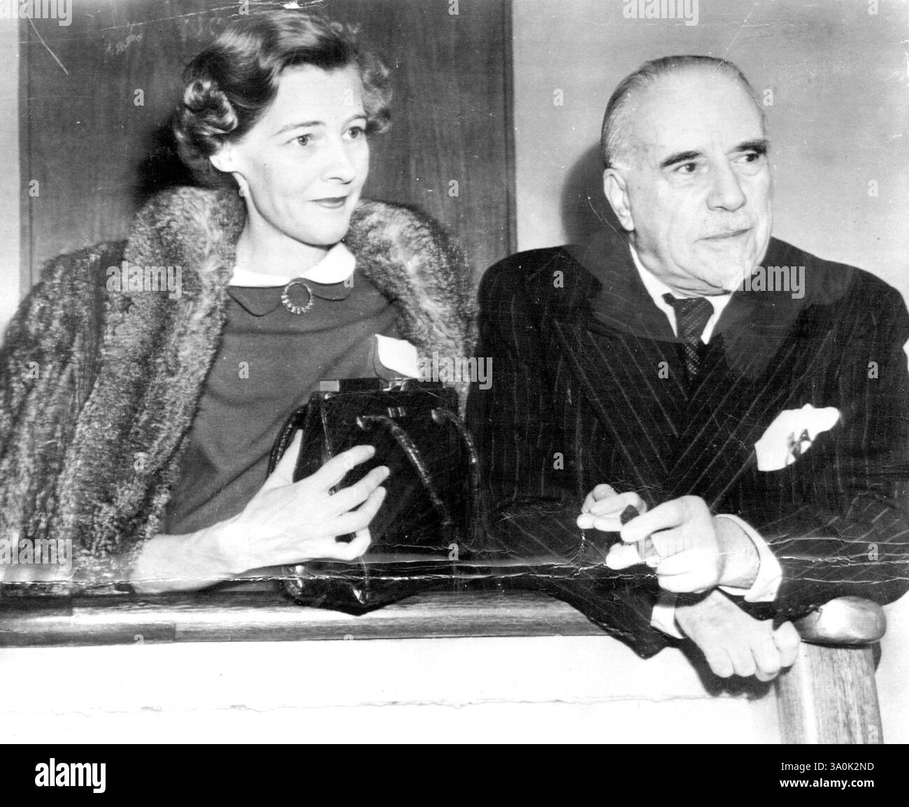 Beecham Kommt Mit Seiner Frau Und Beobachtungen... Sir. Thomas und Lady Beecham posieren an Bord des Schiffes Queen Mary, als das Schiff heute hier ankam. Der berühmte britische Orchesterdirigent, der hier für eine Tour ist, bei der er Orchester in San Antonio, Dallas, für Worth und Houston dirigieren wird, brachte seine üblichen schmutzigen Beobachtungen über musikalische und nicht-musikalische und nicht-musikalische Dinge mit. Zu den Themen, die Sir Thomas besprach, gehörten Bebop Texas, moderne klassische Musik, sein Heimatland England und „die guten alten Tage“. November 1949. (Foto von AP Wirephoto). Stockfoto