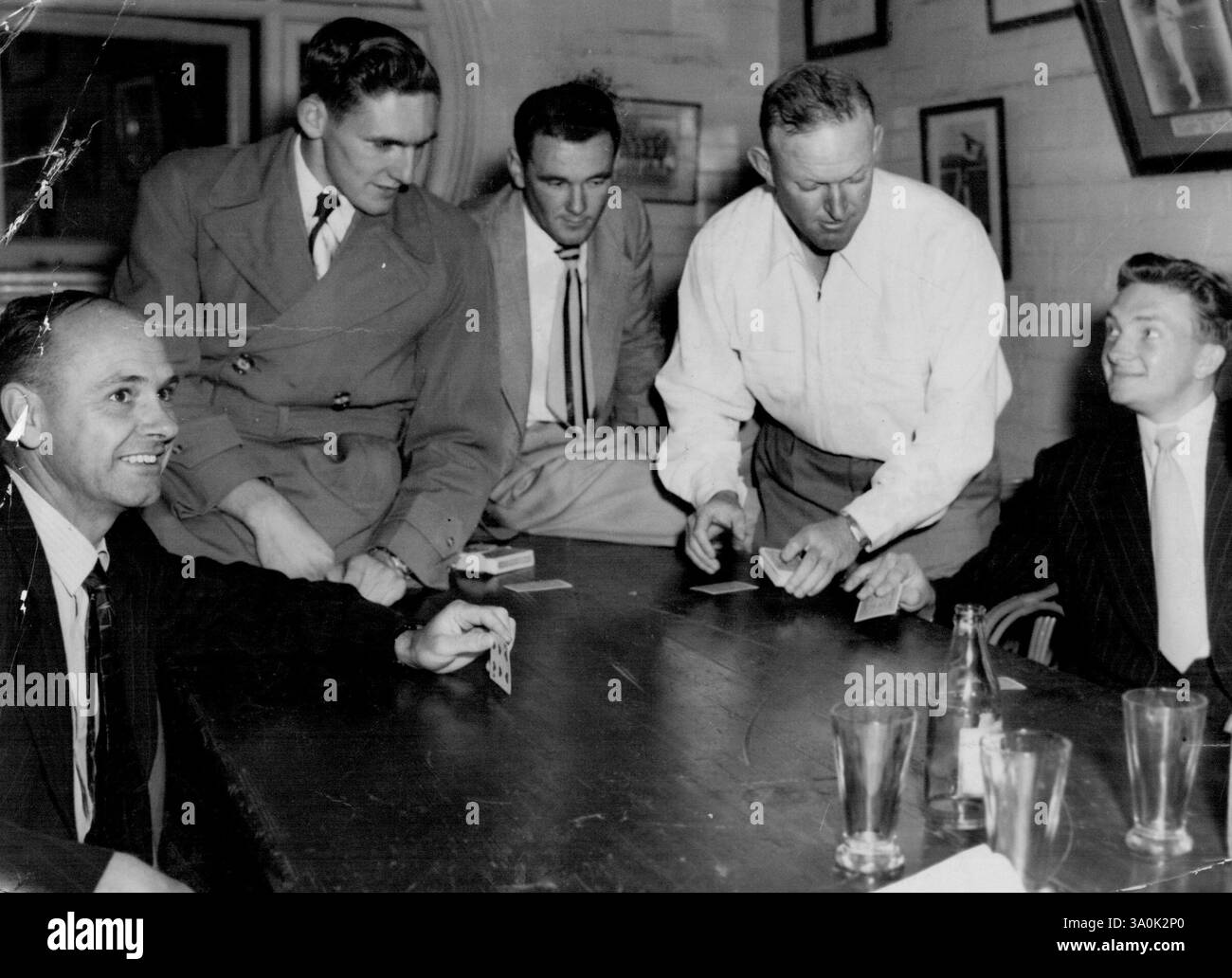 ***** Cricketers, von links: F. Johnson A. Davidson, J. de Coucy, R. James und R. Benaud spielen Karten, während sie darauf warten, dass das Wetter am SCG Ground bricht. November 1950. Stockfoto