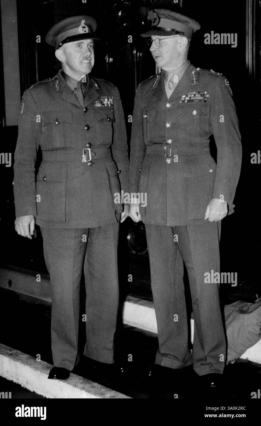 (L. an R.) Generalleutnant Berryman und Generalleutnant Sir Ivan Mackay verlassen heute das Regierungsgebäude nach dem Deich. Dieses Bild ist exklusiv für die S.M.H. alle anderen Sydney Newspapers waren im Levee, haben aber dieses Bild nicht bekommen. Juni 1950. (Foto von Kenneth Issitt). Stockfoto
