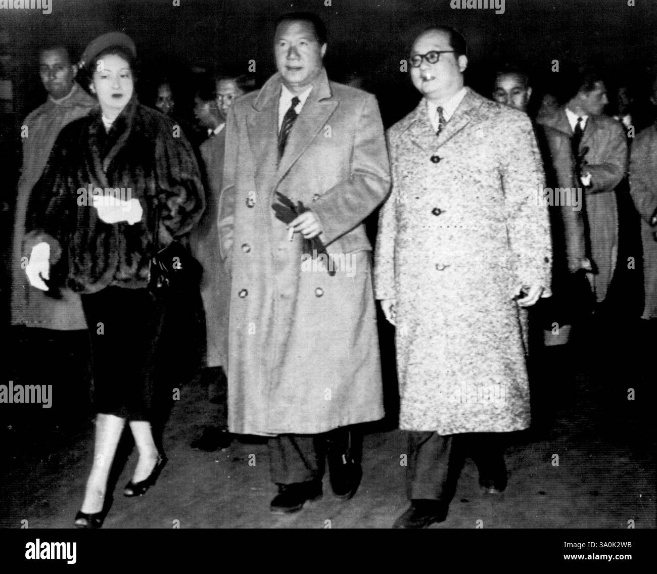 Viet Nam Chief auf dem Weg nach Genf - Bao Dai, Zentrum, Staatschef von Vietnam warn, indochinesischer Provinz, in der die Festung Dien Bien Phu heute an kommunistisch geführte Vietminh-Rebellen fiel, geht mit Ehefrau Nam Phoung und dem Viet Nam Premier Buu Loc nach Paris, heute aus Cannes, Frankreich. Sie sind auf dem Weg zur Genfer Konferenz. Mai 1954. (Foto von AP Wirephoto). Stockfoto