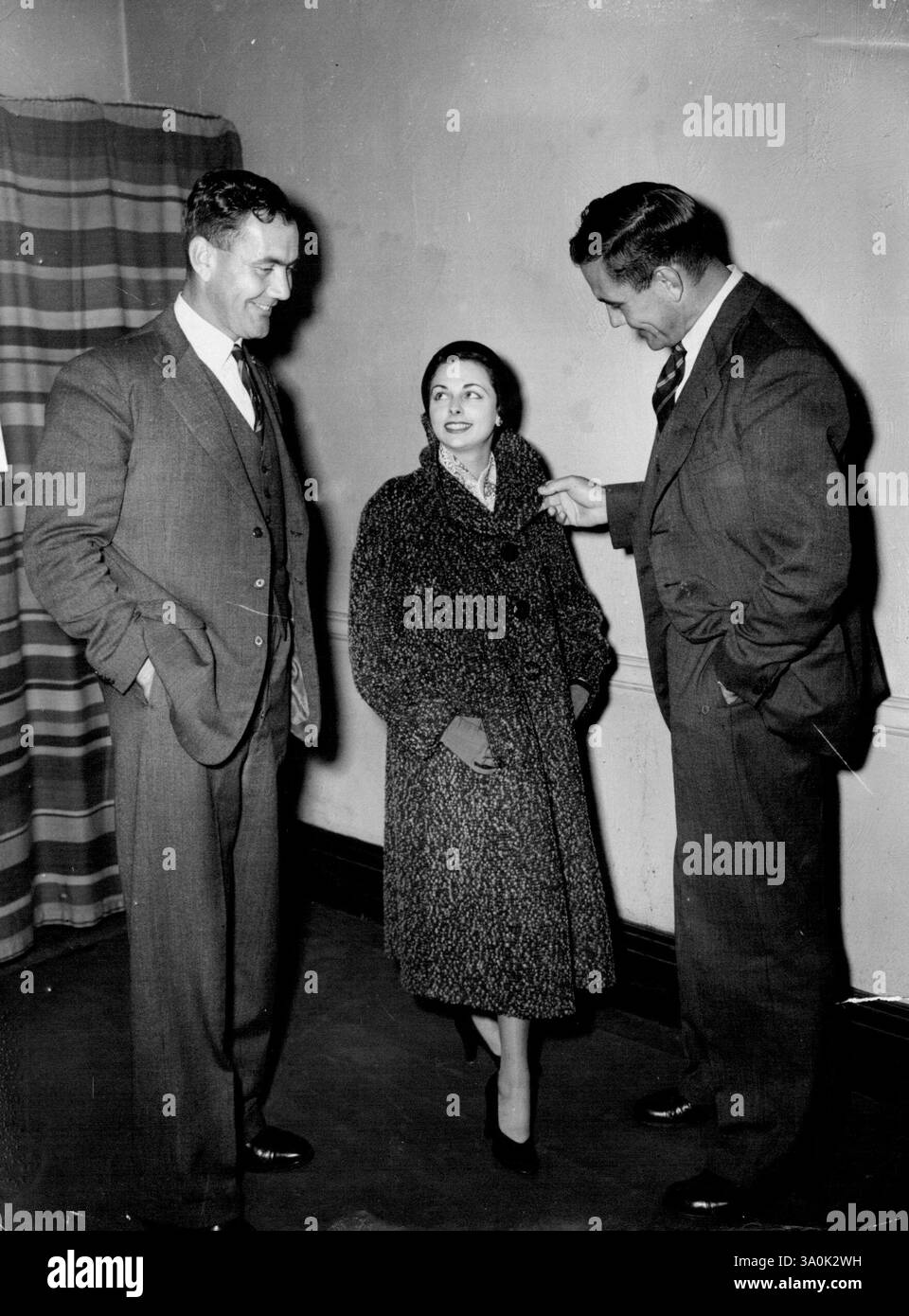 Die lange und die kurze davon Eric und Alec Bedser untersuchen einen Wintermantel, der von Miss Marguerite Lynd getragen wurde (Höhe 1,80 m). 2 Zoll). Die Surrey Cricketing-Zwillinge Eric (links) und Alec Bedser, die beide 6 Fuß 3 Zoll in ihren Socken eintragen, gingen heute Abend (Donnerstag) zu einem Londoner Star (Peter Robinson, Oxford Circus) zu einem Treffen der Short Woman's Association, gefolgt von einer Modeparade für die kleinere Frau. Oktober 1952. (Foto von Reuterphoto). Stockfoto