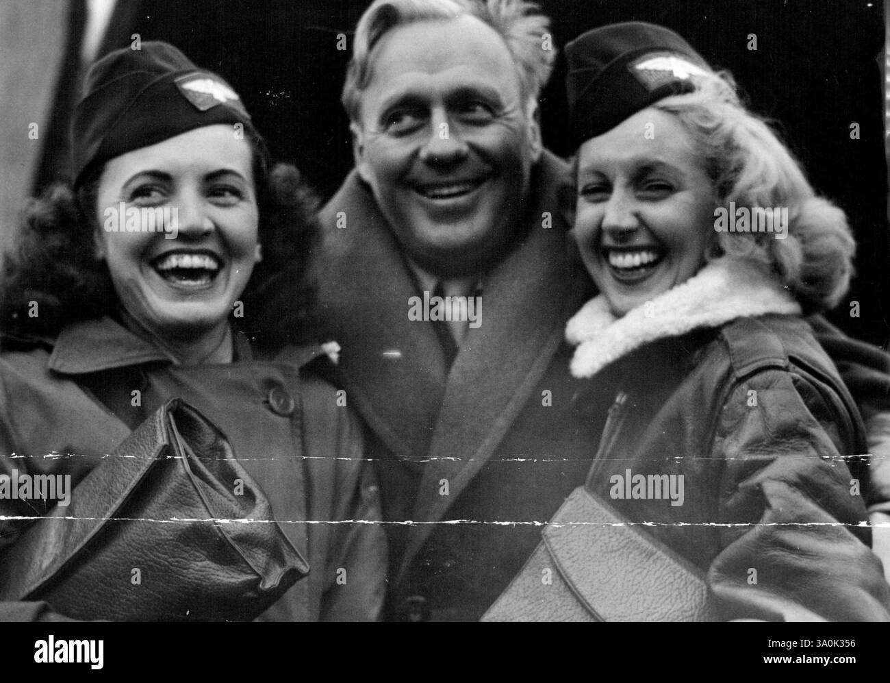 Fotografiert bei der Ankunft in Sydney nach einer Tour mit unterhaltsamen Truppen in den nördlichen Schlachtgebieten. - Pianist June Bruner: Jack Benny (Radio and Screen Star) und Martha Tilton (Radio Star). März 1946. Stockfoto