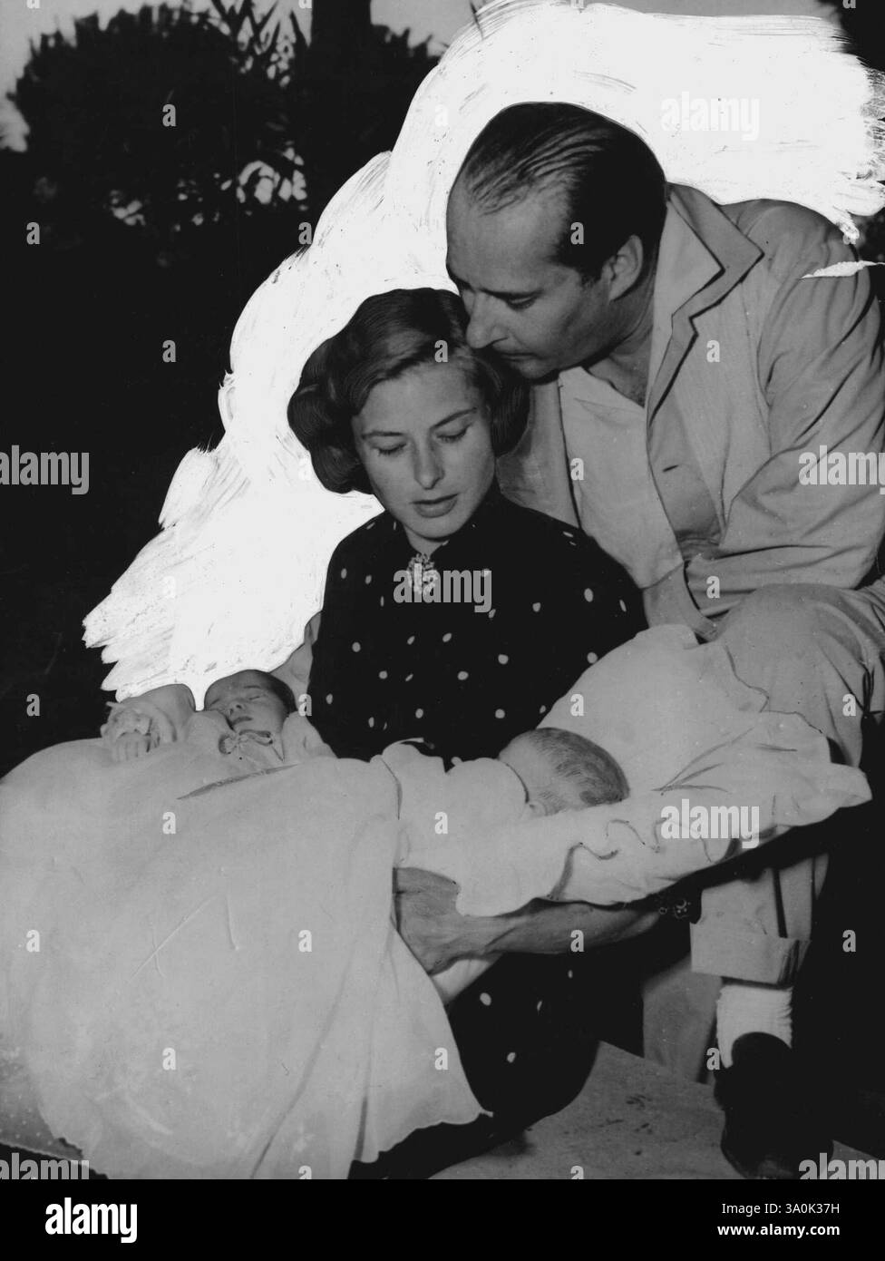 Die Rosellini-Zwillinge: Ingrid und Isabella Rossellini, die Zwillingsmädchen der Schauspielerin Ingrid Bergman und ihrem Film-Regisseur Roberto Rosselini am 18. Juni in Rom, fuhren am 9. Juli ihre erste Presse- und Wochenschau-Kamera vor ihrem Landhaus in Santa Marinella, 30 Meilen nördlich von Rom. Die Namen der Zwillinge sind Ingrid Isotta Giuliana Frida und Isabella Florella Eletta. Nach italienischem Recht darf ein Kind nicht den Vornamen eines seiner Eltern als Vornamen haben, so dass Ingrid rechtlich als Isotta Ingrid bekannt ist. Foto zeigt: Die Zwillinge mit ihren Eltern außerhalb ihres Su Stockfoto