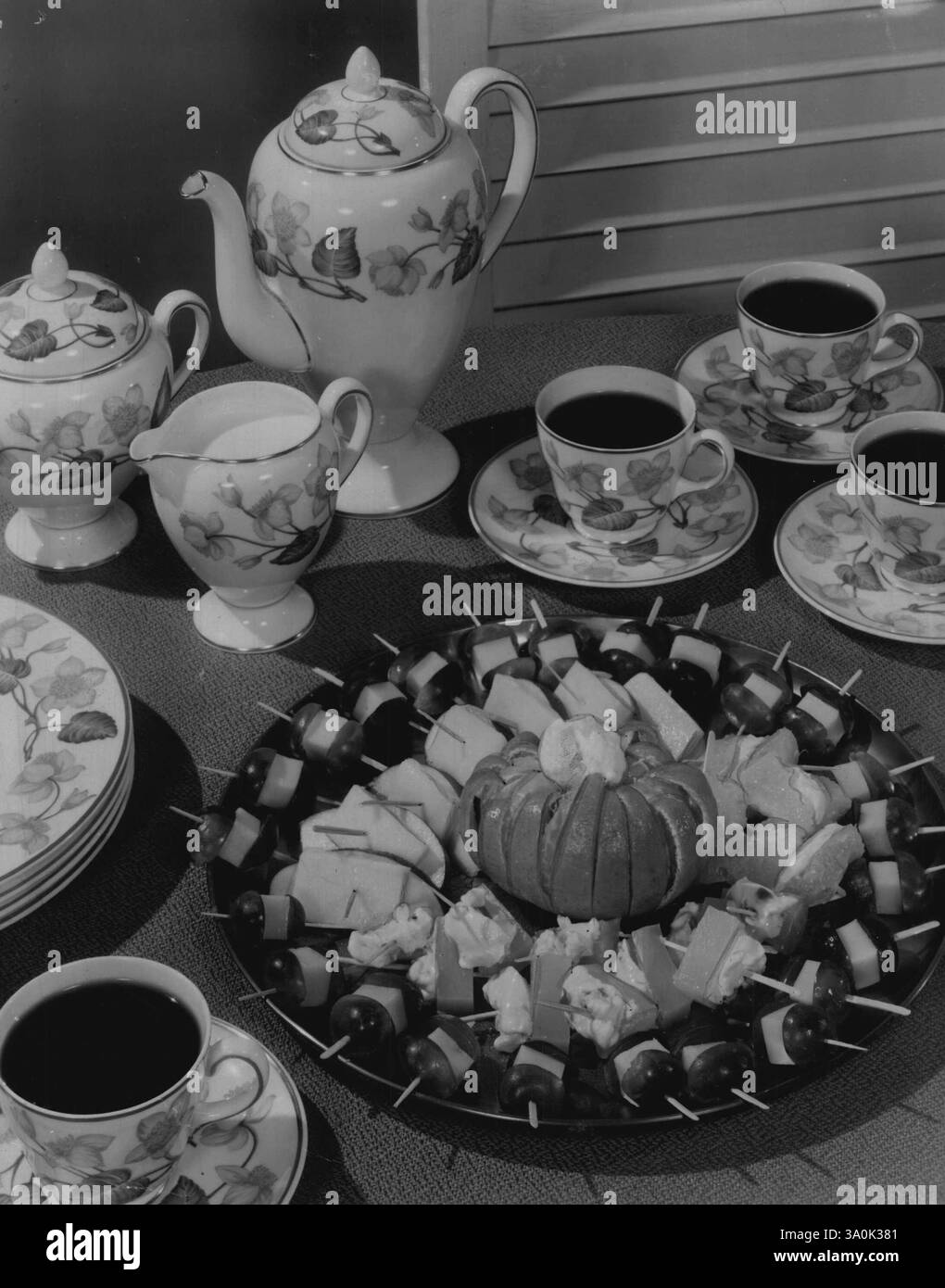Schnell zu machen und schön zu sehen ist das Hors d'doeuvres Tablett. Ideal für Ihr unterhaltsames Sommeressen. Januar 1954. Stockfoto