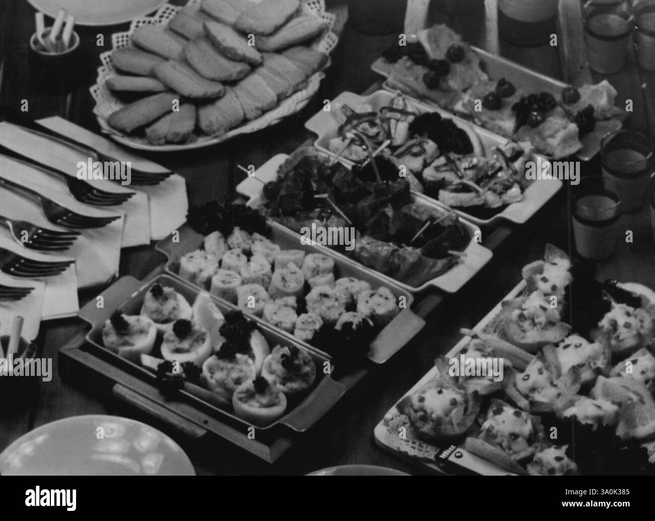 Für ein Neujahr super, das ist einfach für die Gastgeberin servieren Essen im Voraus zubereitet. Rezepte für herzhaftes Tablett, Shortbread Biscuits und Hummer finden Sie auf dieser Seite. Dezember 1953. Stockfoto