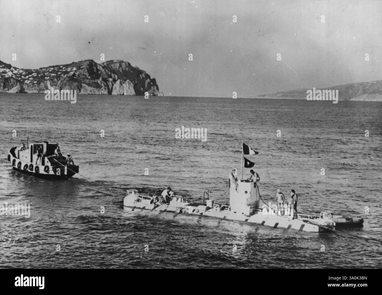 Prof. Picard macht New Descent -- die Szene vor Capri, als die Bathysphäre ihren Abstieg machte. Der Schweizer Physiker Professor Picard und sein Sohn Jacques machten kürzlich ihren ersten Tiefseetauchgang in seiner neuen Bathysphäre und erreichten eine Tiefe von 052 Metern. Der Abstieg erfolgte einige Kilometer südlich von Capri. Die Bathysphäre, die von zwei Schiffen der italienischen Marine begleitet wurde, tauchte 48 Minuten unter und lag 15 Minuten auf dem Meeresgrund. 31. August 1953. (Foto: Paul Popper, Paul Popper Ltd.) Stockfoto