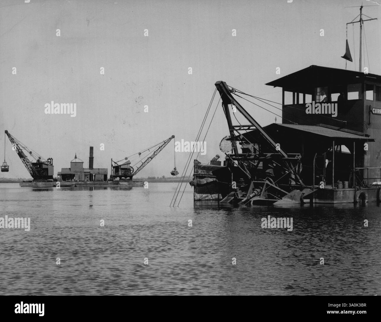 Baggern auf Homebush Bay arbeiten an der Rückgewinnung von 400 Hektar Sumpf für industrielle Zwecke. Die aufbereiteten Flächen werden für Industrieunternehmen genutzt, die eine Hafenfront benötigen. Der Bau der ersten Fläche mit abgereichertem Land wird in 12 Monaten beginnen. Die Bagger werden auch einen Schifffahrtskanal in der Bucht schaffen. August 1954. Stockfoto
