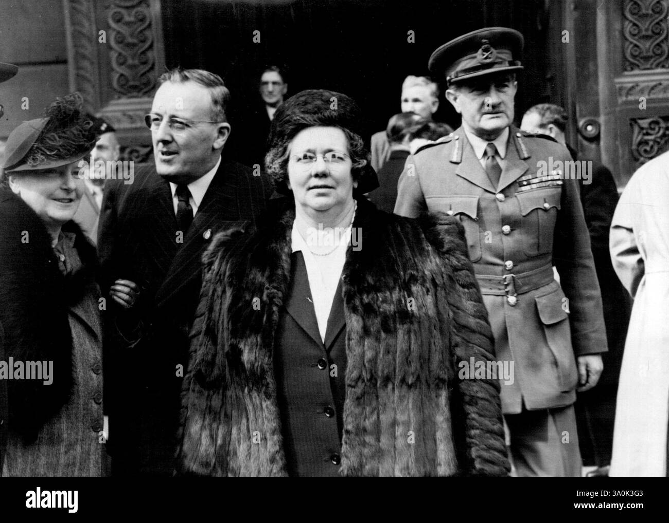 Anzac Day -- Mrs. Jordan, Ehefrau des neuseeländischen Hochkommissars in London, Mr. Beasley, der australische Hochkommissar, Mrs. Beasley und General Sir William Slim im Cenotaph. Mr. W. J. Jordan, der hohe Kommissar Neuseelands, und Mr. Beasley, der australische Hochkommissar, waren unter denen, die heute Kränze für den Anzac Day am Cenotaph in Whitehall, London, S.W. legten. April 1947. (Foto von Topical Press) Stockfoto