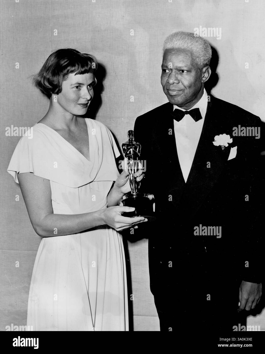 Bei der jüngsten Präsentation von Motion Picture **** Ingrid Bergman macht gerade "Joan of Lothringen" ***** RKO-Veröffentlichung überreicht James Basket seinen Sonderpreis, der für seine Arbeit als Onkel Remus Walt Disney' Song of the South gewonnen wurde. Der Roman stammt von Helen Simpson, einer begabten australischen Schriftstellerin, die während des Krieges starb. Alfred Hitchcock, der letzte Woche bei Queen Elizabeth ankam, wird Regie führen. Es wird das erste Mal sein, das er in Großbritannien seit dem erfolgreichen Thriller gemacht hat. "Die Lady V A Nishs", vor 10 Jahren. April 1948. Stockfoto