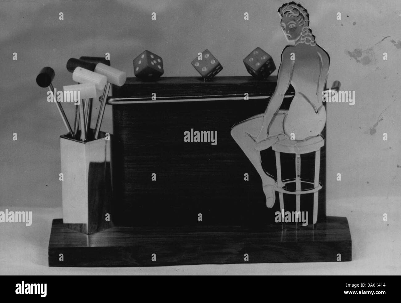 Cocktailbar mit Chromfigur eines Mädchens und Cocktailauswahl. Es kostet £4. Dezember 1953. Stockfoto