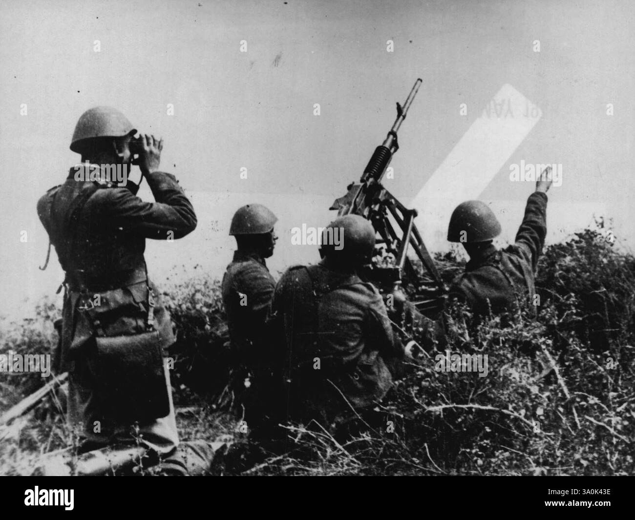 Nur ***** Aus Athen der griechischen Luftwaffe ***** Aktion? Ein Grieche ***** Waffenpfosten auf der Suche nach dem Feind. 30. Dezember 1940. (Foto: Sport & General Press, Agency Limited). Stockfoto