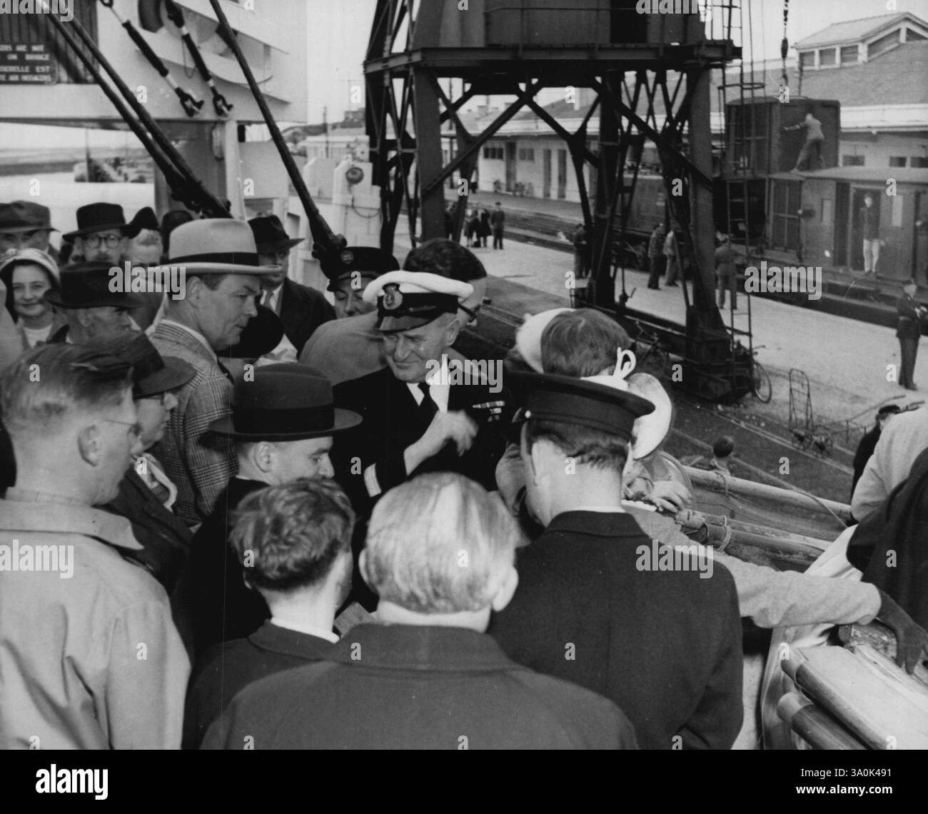 Großbritanniens Türsteher, der einigen der Tausenden von Besuchern, die aus allen Teilen der Welt nach Großbritannien gereist sind, eine gute Nachricht gibt. November 1950. Stockfoto