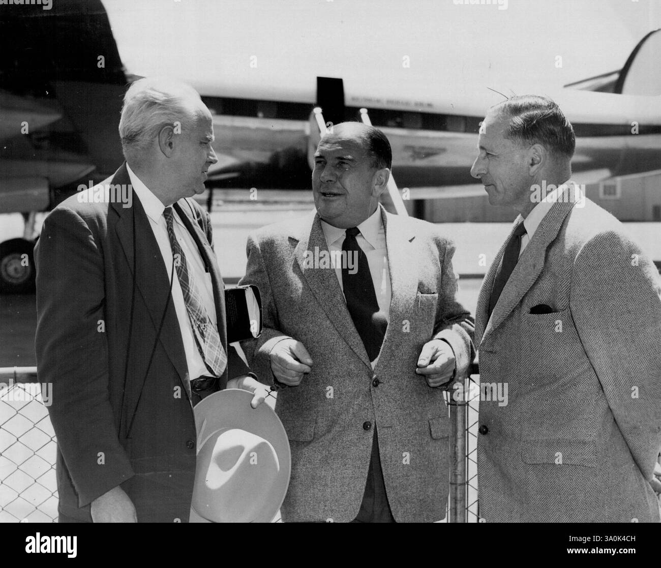 Qantas Departures L-R Johnson - Jan Moolman und C.B. Ball, Mitglied des Australian Wool Bureau, die zum Abschied Moolman zum Maskottchen gingen. Oktober 1955. (Foto: Frank Albert Burke/Fairfax Media) Stockfoto