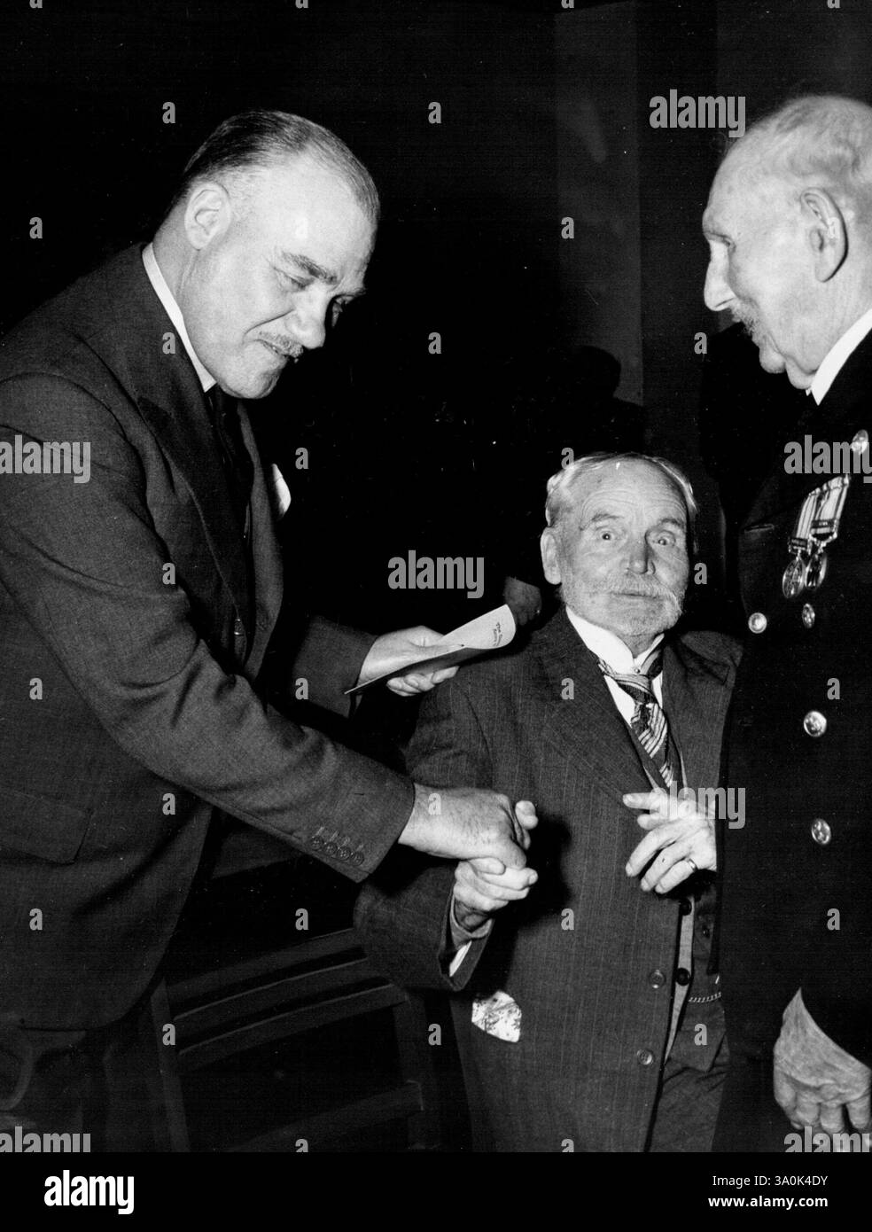 wiedervereinigung der verbleibenden achtzehn Veteranen des sae-Imperiums vor 1886: Harry Figg (97, rechts) und Harry Bernard (88, sitzend) treffen auf den Gouverneur N.S.W. Lieut General Sir. John Northcott (links), der ihr Gast bei der wiedervereinigung war. Mai 1952. (Foto: Peter Leyden). Stockfoto